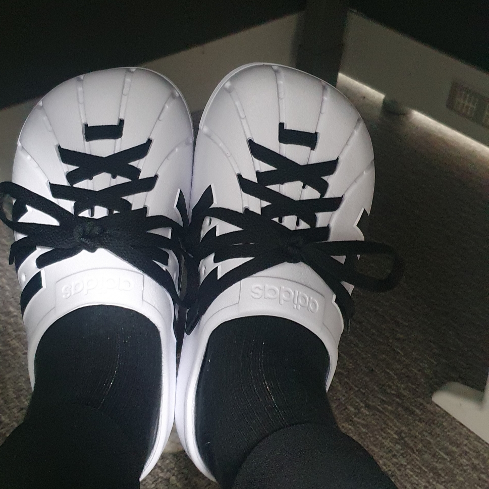 Adidas Adilette Clog White Black 착용 스타일 - 1