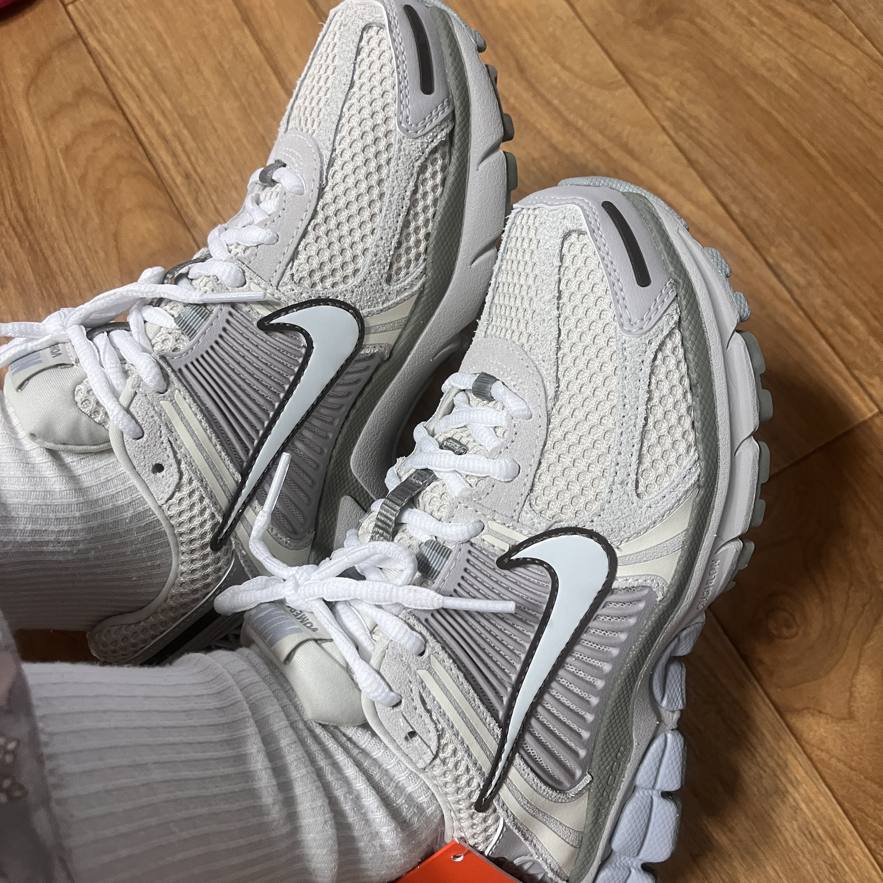 Nike Zoom Vomero 5 SE Light Orewood Brown 착용 스타일
