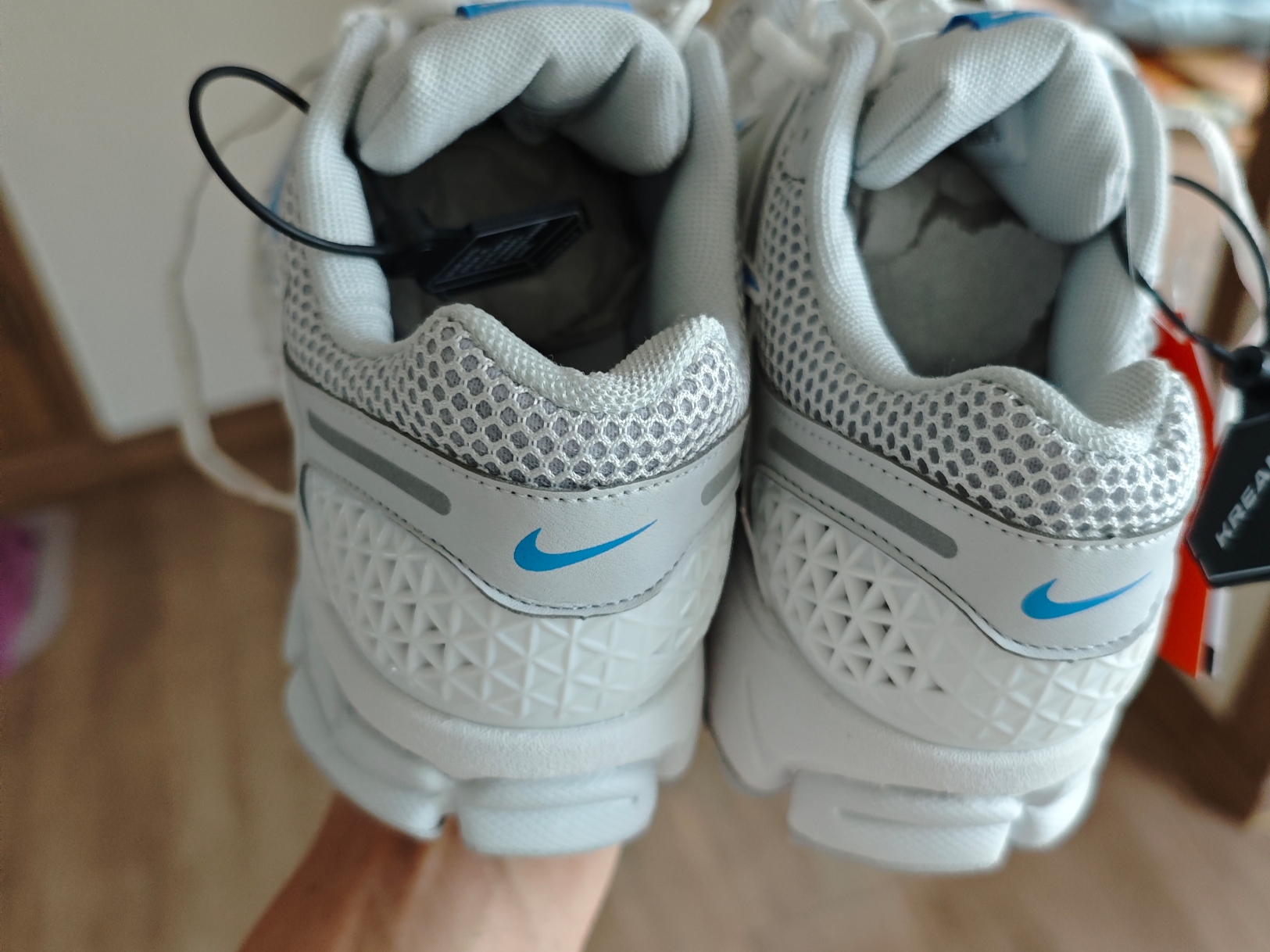 Nike Zoom Vomero 5 Photon Dust and University Blue 착용 스타일 - 5