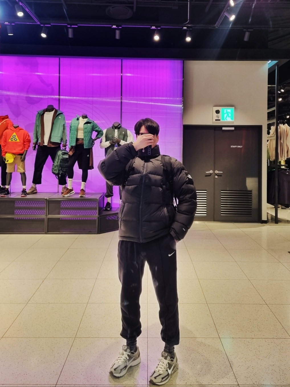 The North Face 1992 Nuptse Jacket Black, Nike Zoom Vomero 5 PRM Light Iron Ore and Flat Fewter 착용 스타일