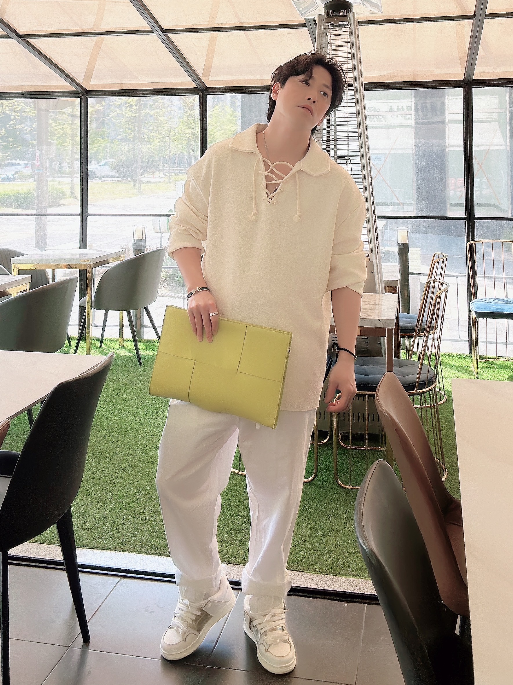 Bottega Veneta Arco Document Case Kiwi, Valentino Open Skate Calfskin and Fabric Sneakers White Black 착용 스타일 - 2