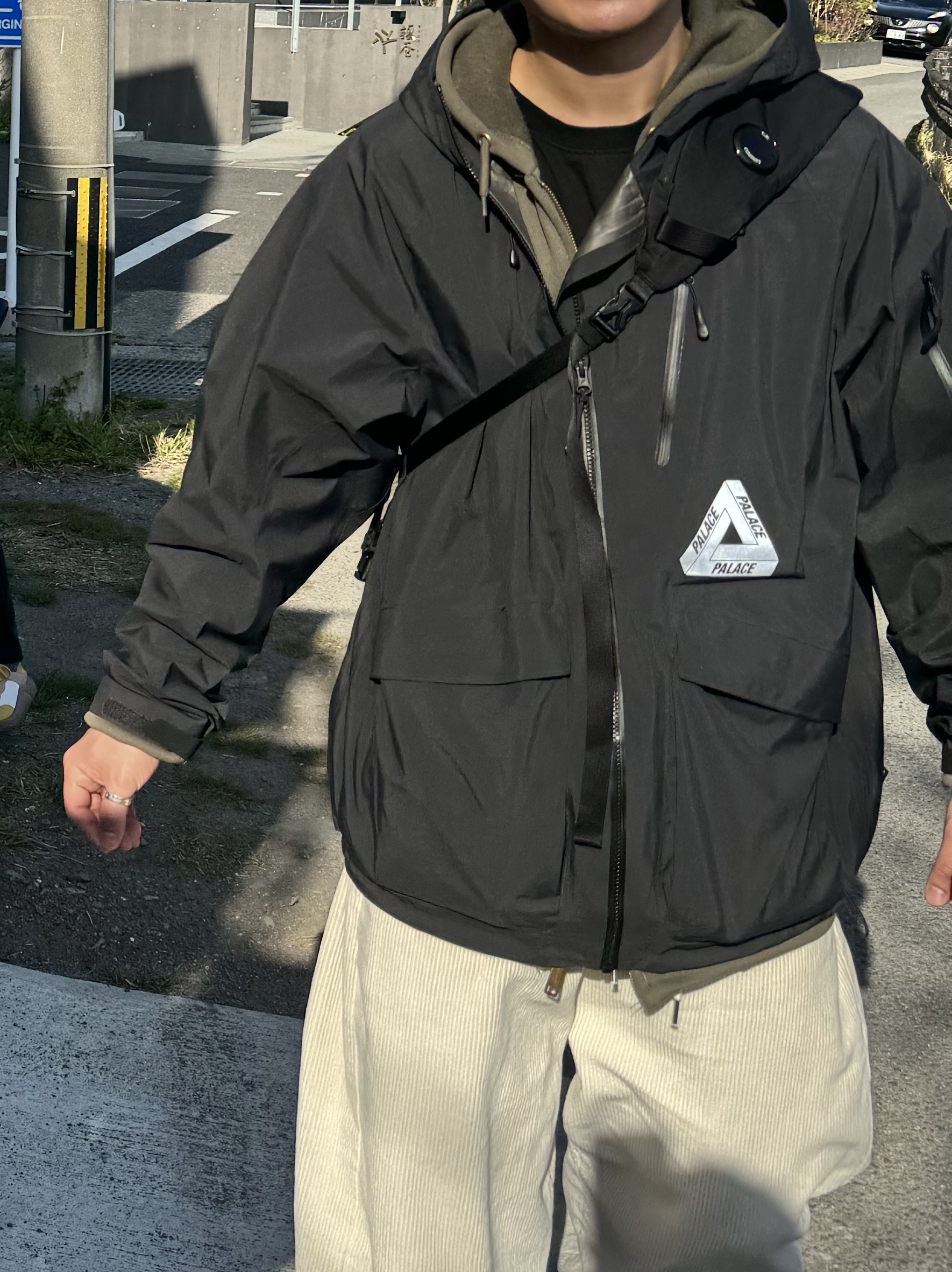 Palace Gore-Tex R-TEK Jacket Black - 23FW, C.P. Company Nylon B Crossbody Rucksack Black - 23FW 착용 스타일 - 1
