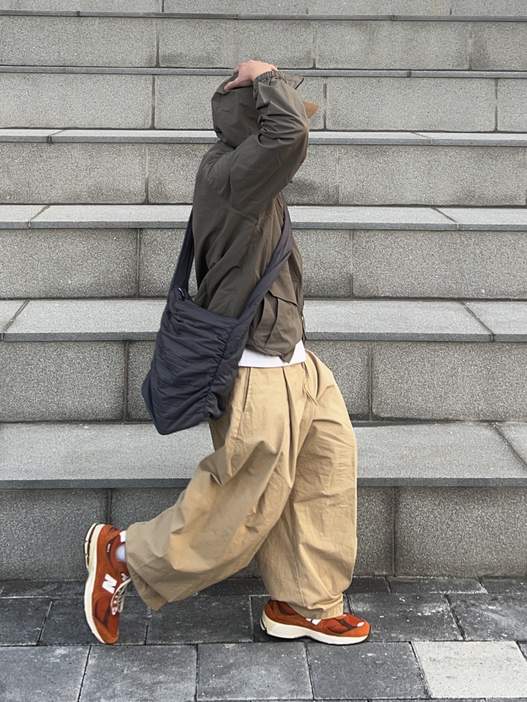New Balance 2002R Rust Oxide 착용 스타일 - 2