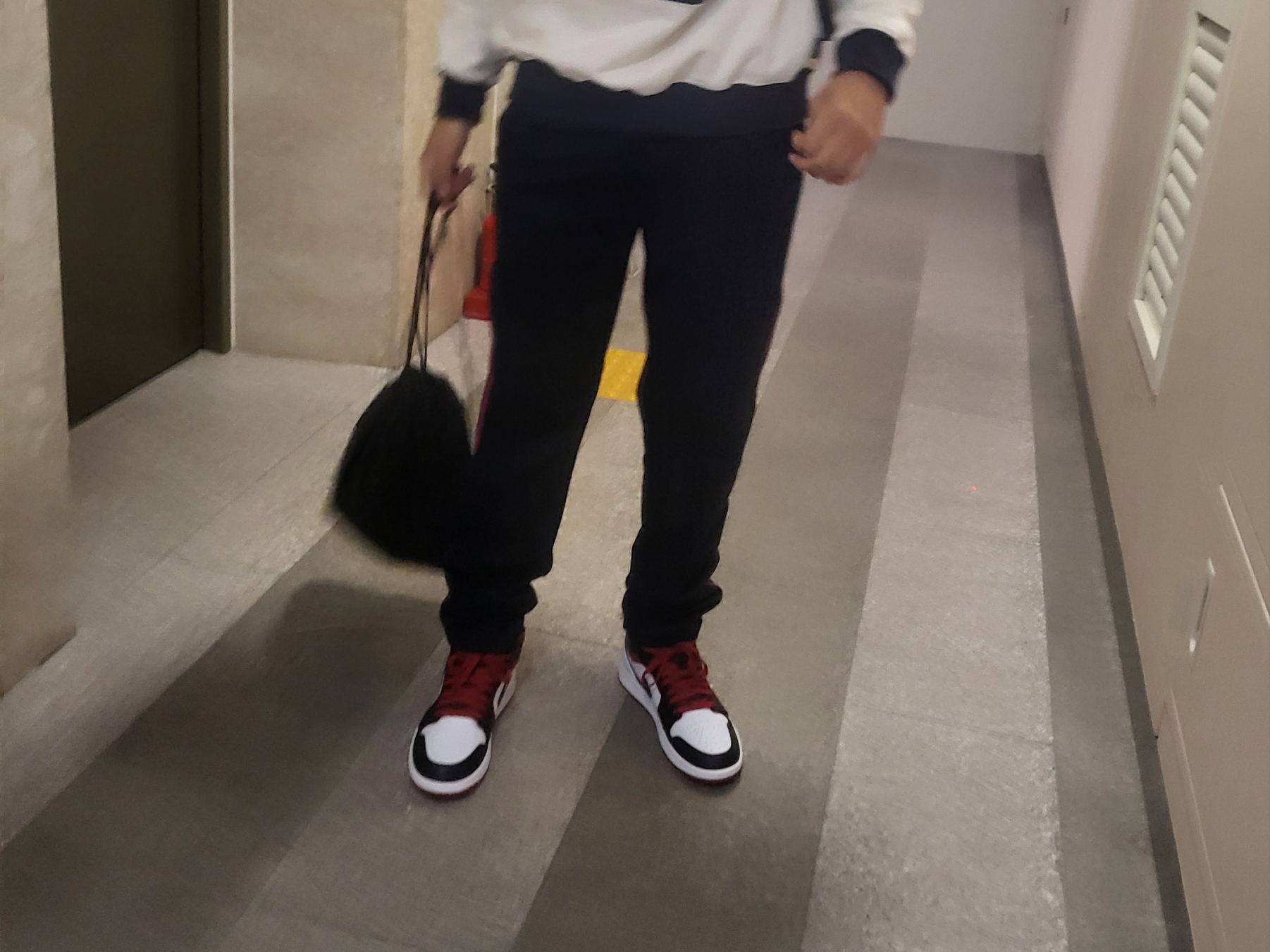 Jordan 1 Mid White Gym Red 착용 스타일