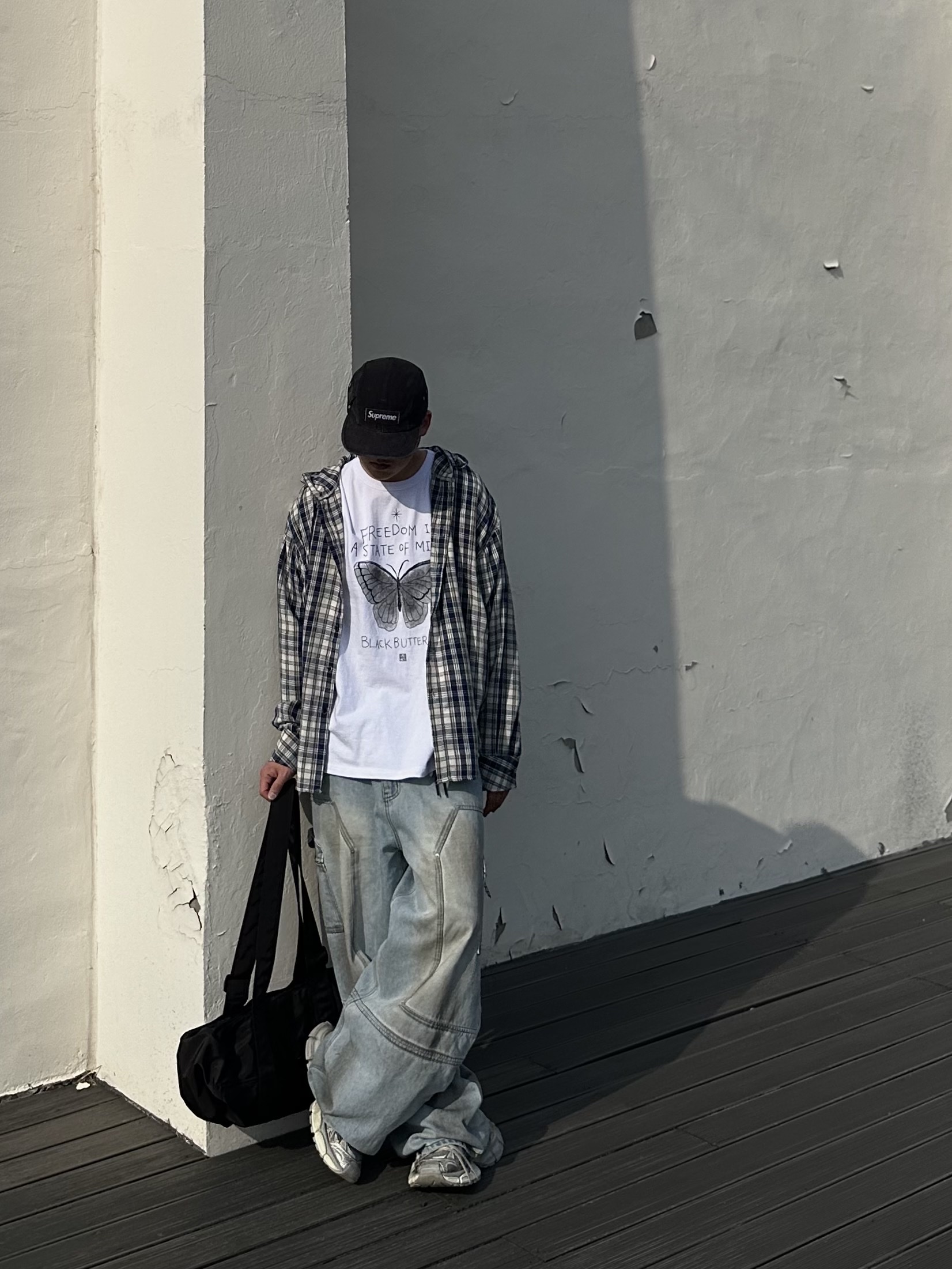 [KREAM 단독] Haleine Carpenter Cargo Dirty Washed Jean Light Blue, Balenciaga 3XL Sneakers Light Beige 착용 스타일 - 3