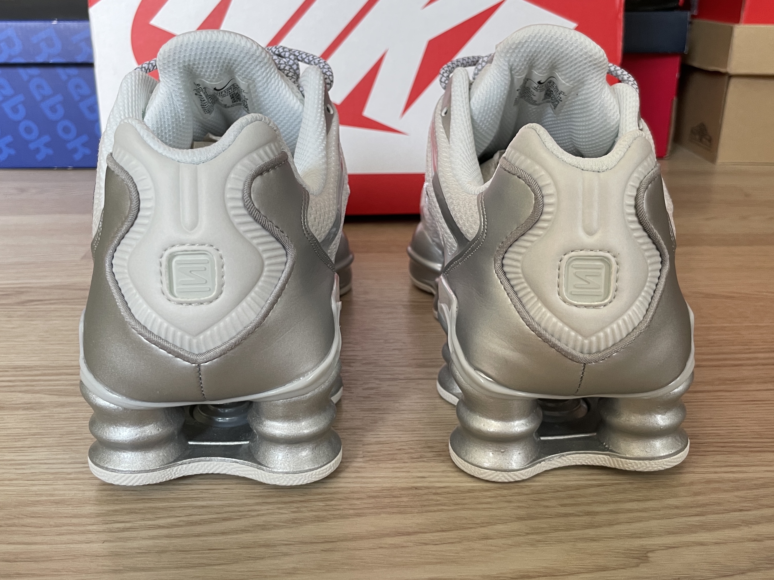 (W) Nike Shox TL Metallic Silver 착용 스타일 - 3