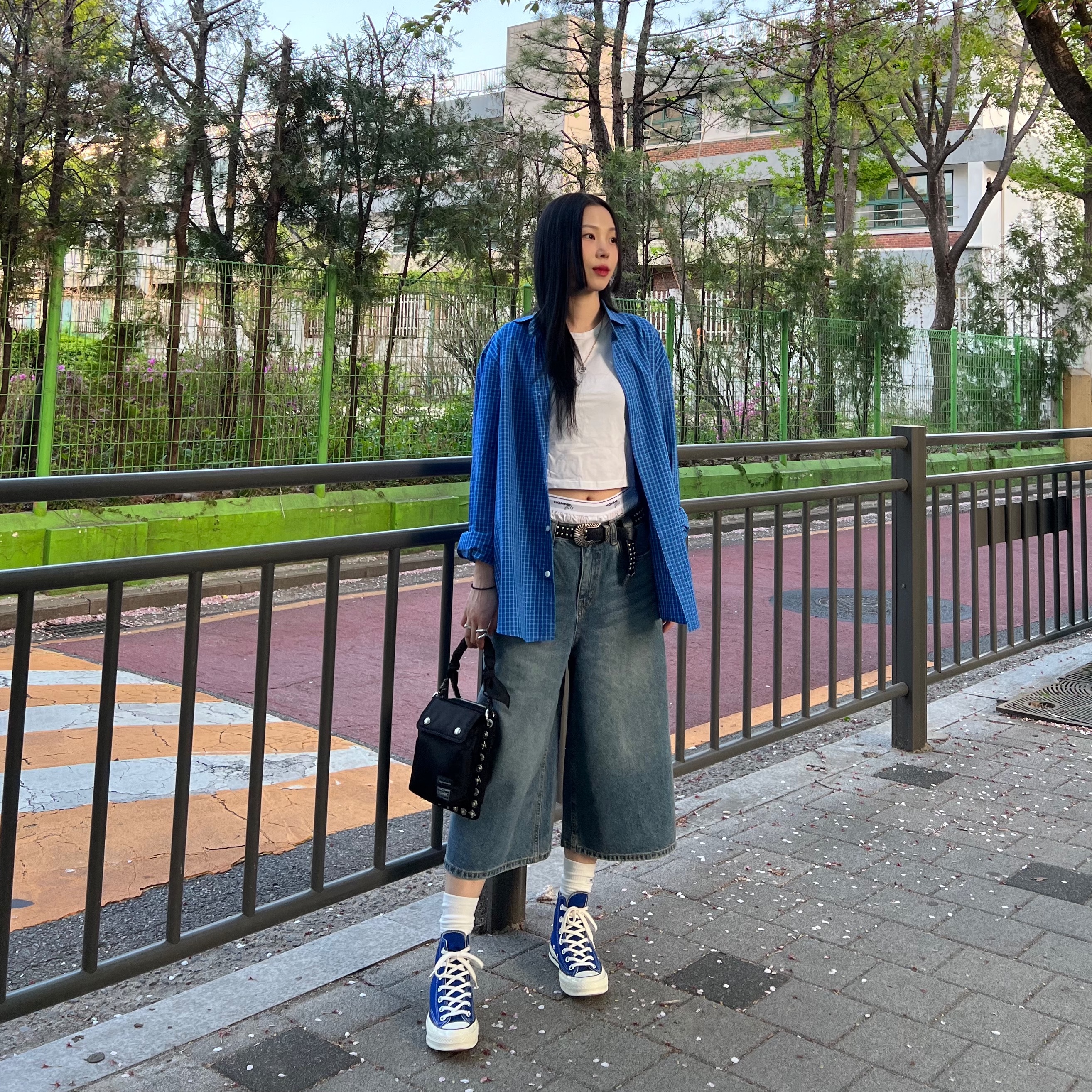 Porter x Toga Shoulder Pouch Black, Converse Chuck 70 High Rush Blue 착용 스타일