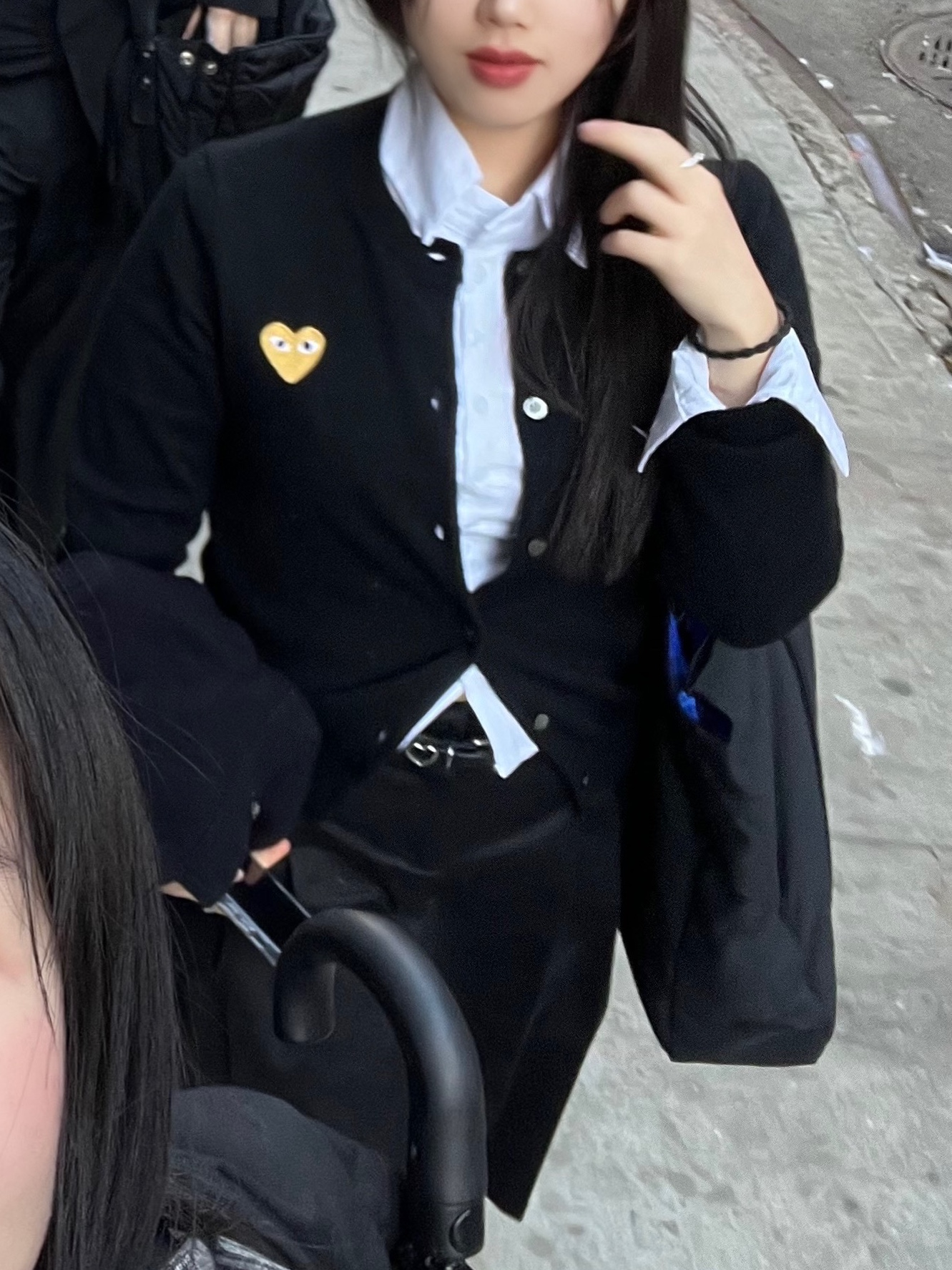 Play Comme des Garcons Gold Heart Knit Cardigan Black 착용 스타일 - 4