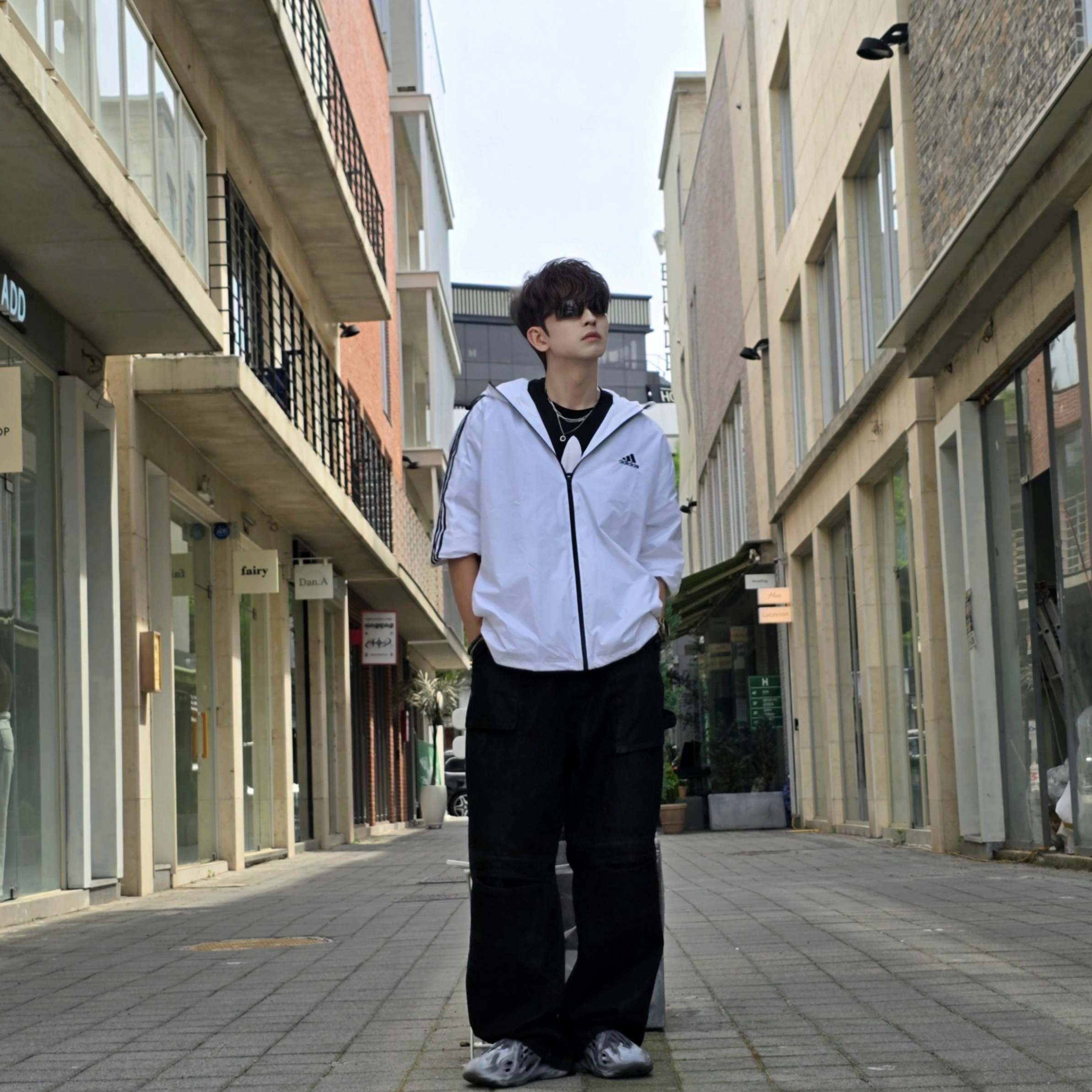 Adidas Essential 3S Woven Windbreaker Jacket White - KR Sizing, Adidas Adicolor Classics Trefoil T-Shirt Black - KR Sizing 착용 스타일 - 7