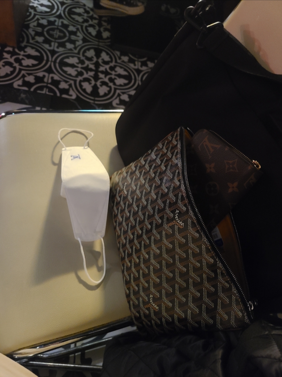 Goyard Senat Pochette MM Black Tan 착용 스타일