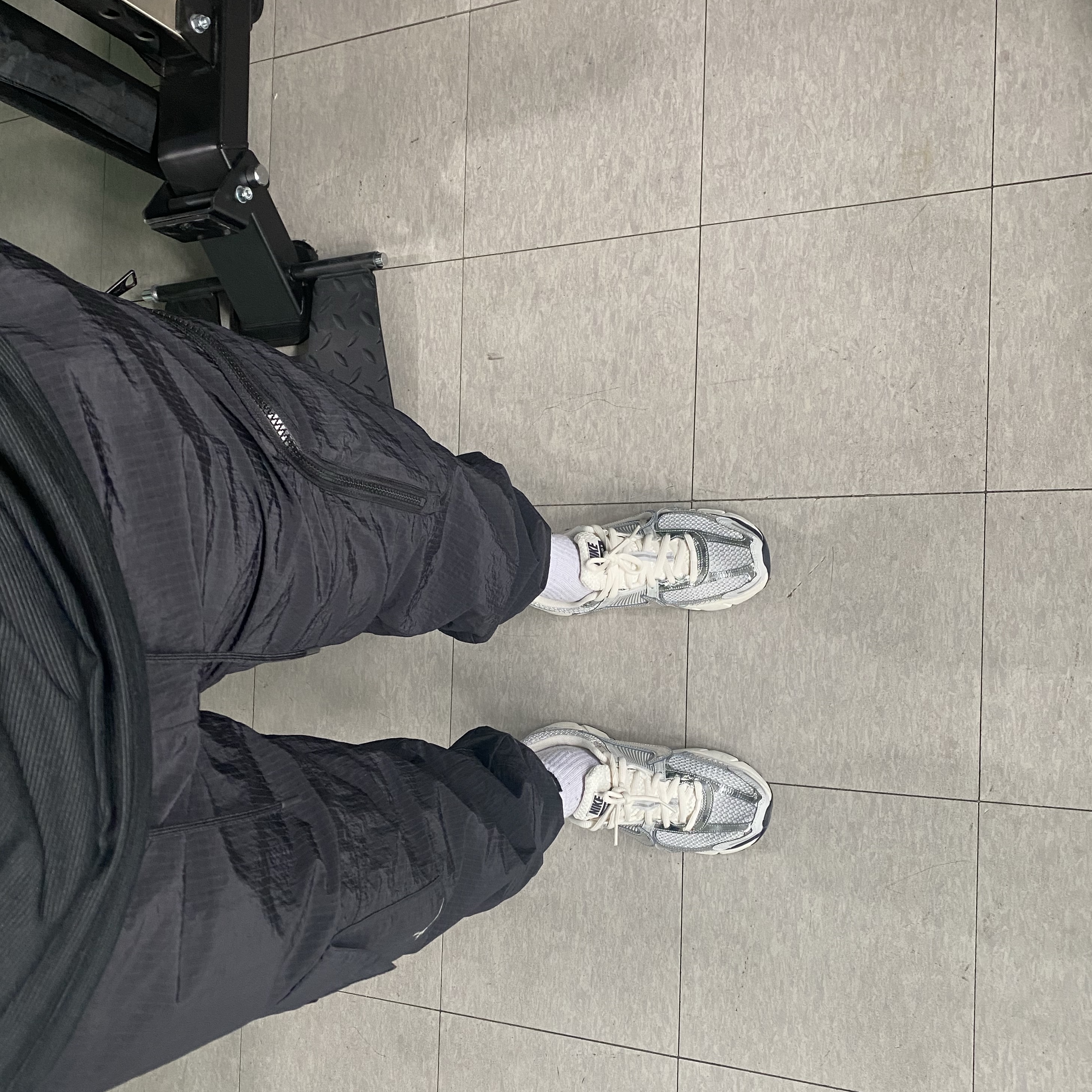 Nike Zoom Vomero 5 Photon Dust Gridiron 착용 스타일