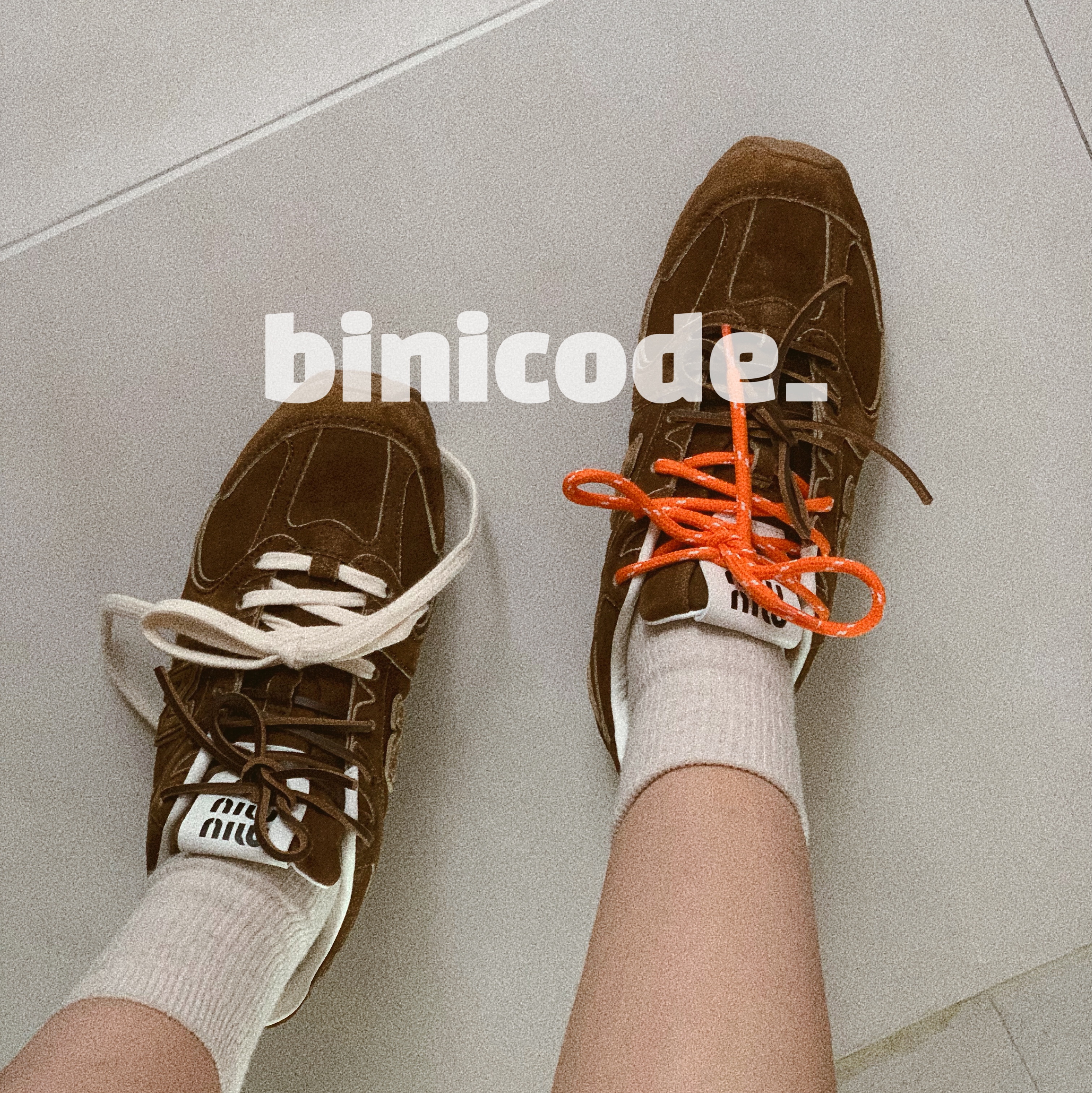 (W) New Balance x Miu Miu 530 Suede Mesh Sneakers Cinnamon 착용 스타일 - 1