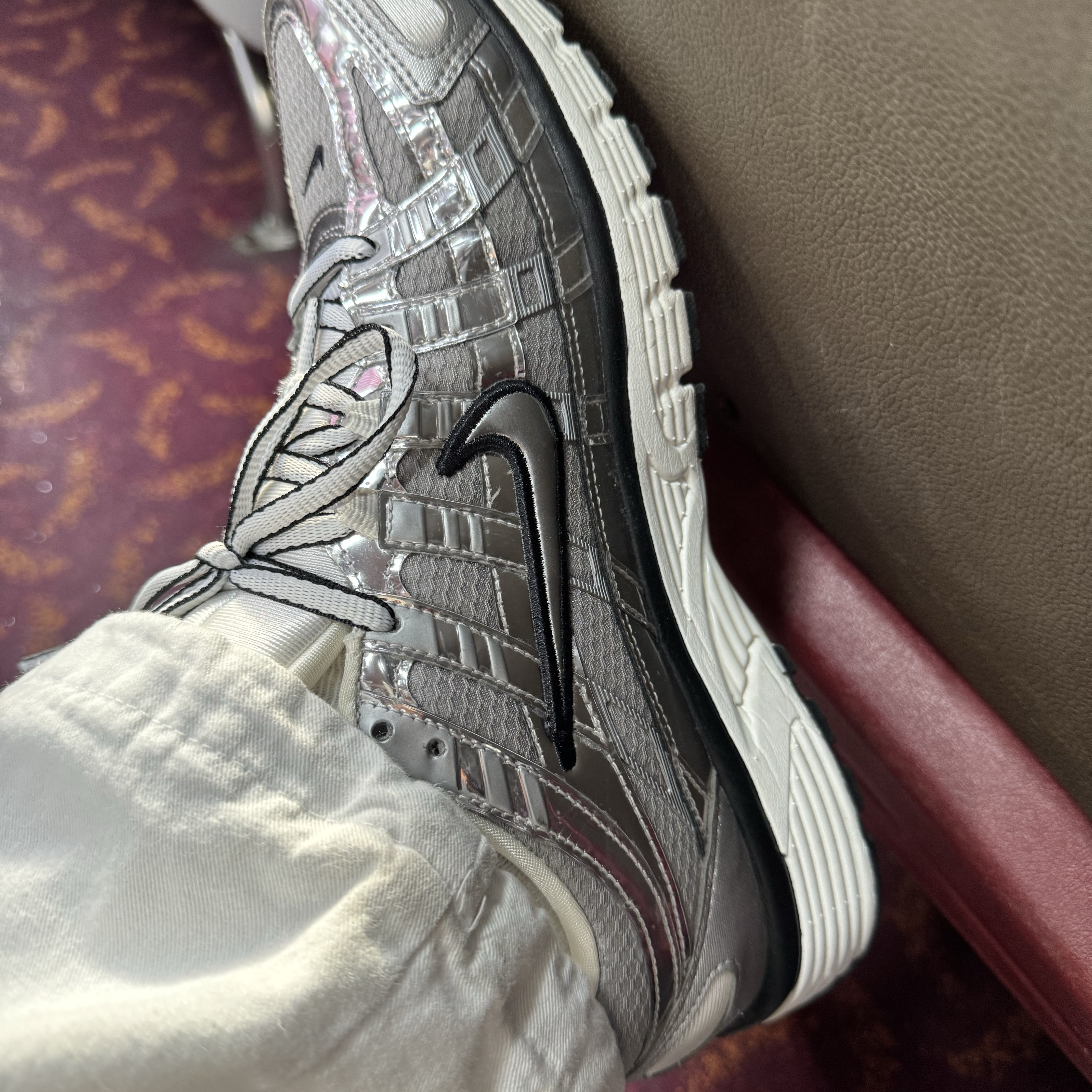 Nike P-6000 Metallic Silver 착용 스타일
