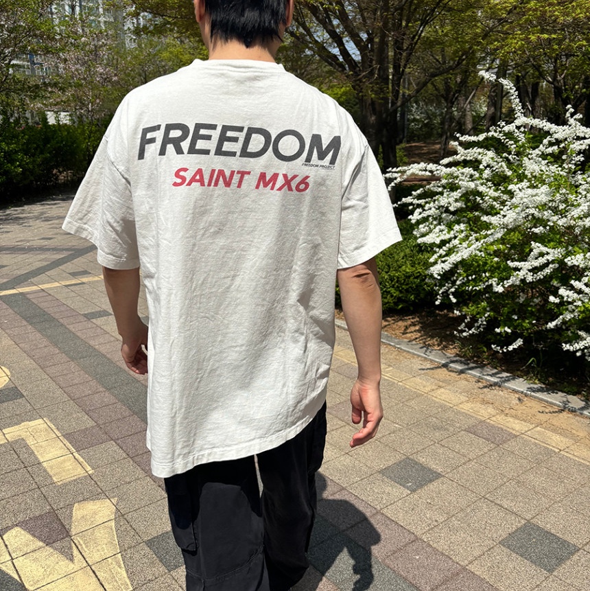 Saint Mxxxxxx x Freedom Astro S/S T-Shirt White - 24SS 착용 스타일 - 1