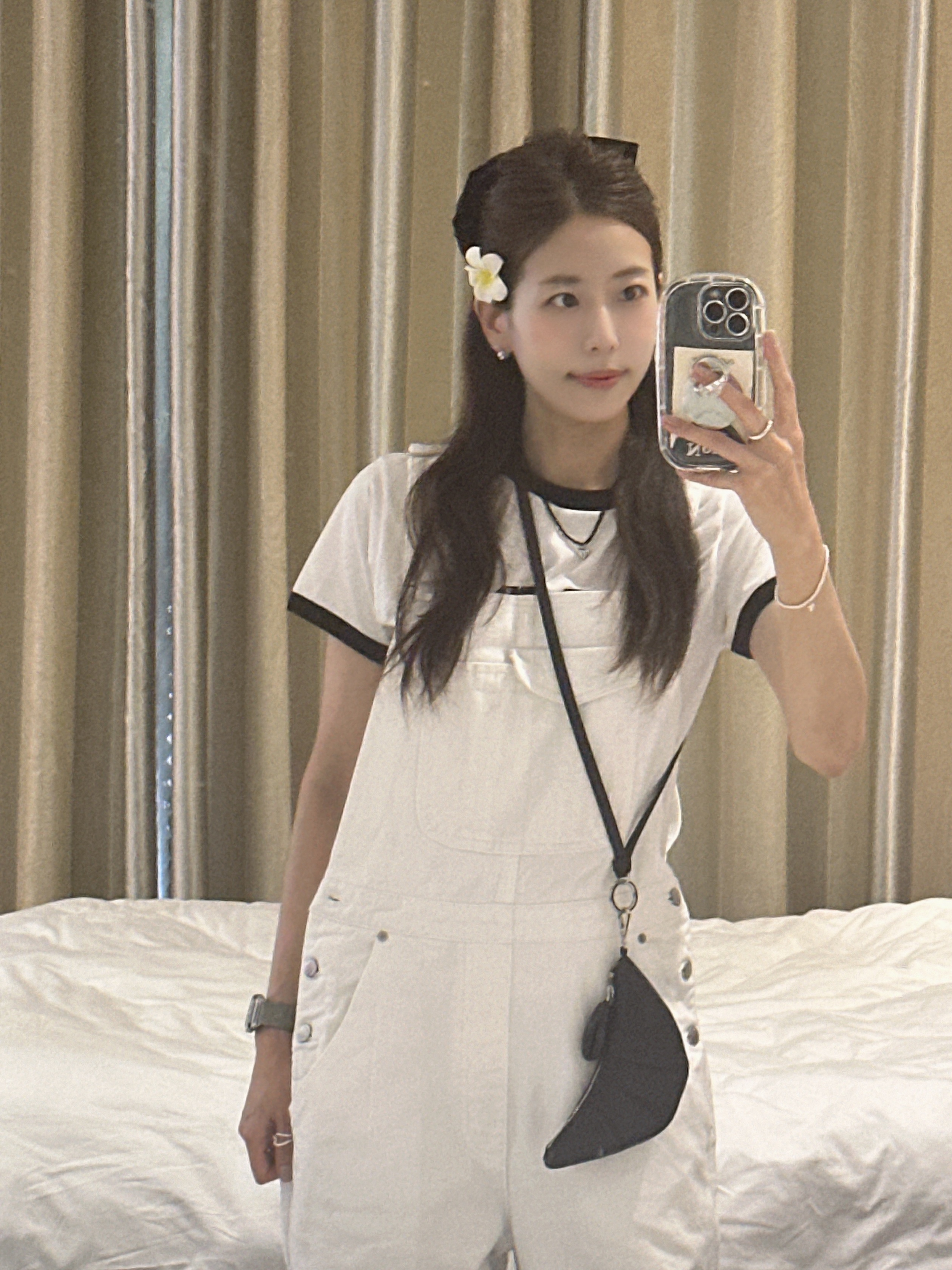 Lemaire Croissant Coin Purse Necklace Dark Chocolate 착용 스타일 - 1