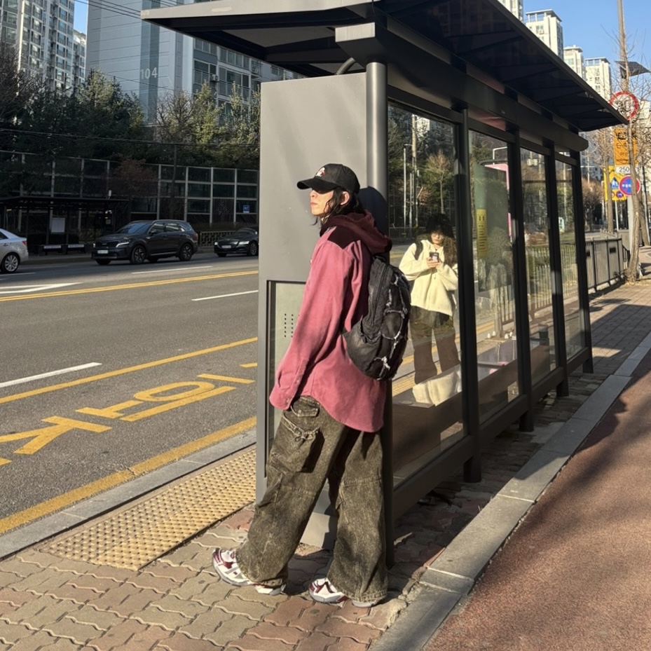 Balenciaga Runner Sneakers Grey Burgundy 착용 스타일 - 2