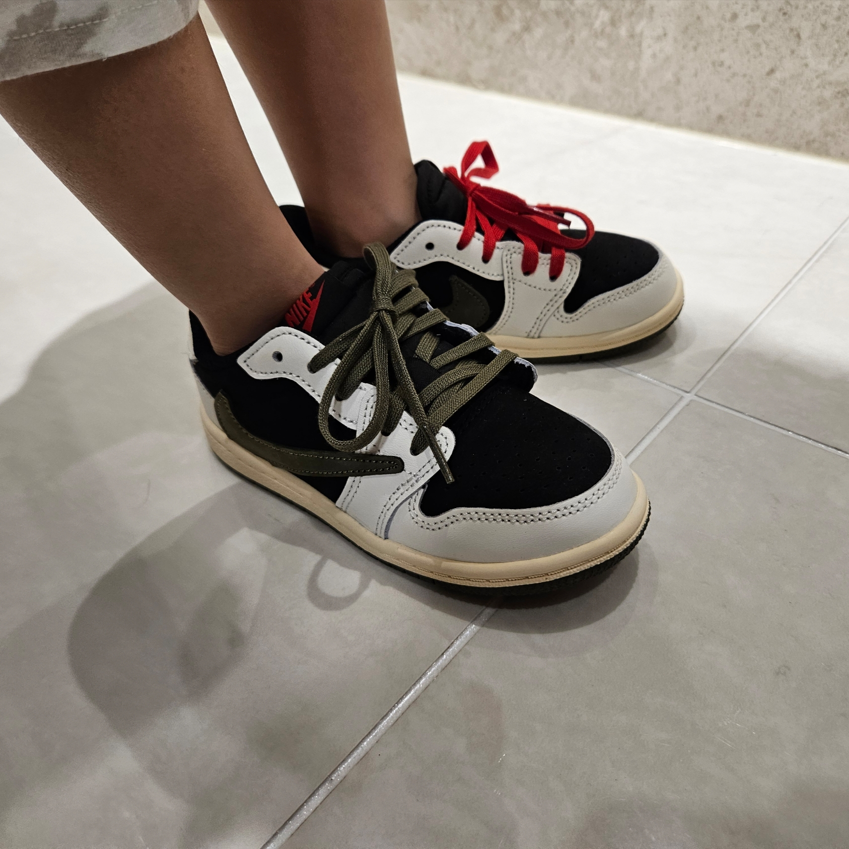 (TD) Jordan 1 x Travis Scott Retro Low OG SP Medium Olive 착용 스타일 - 1