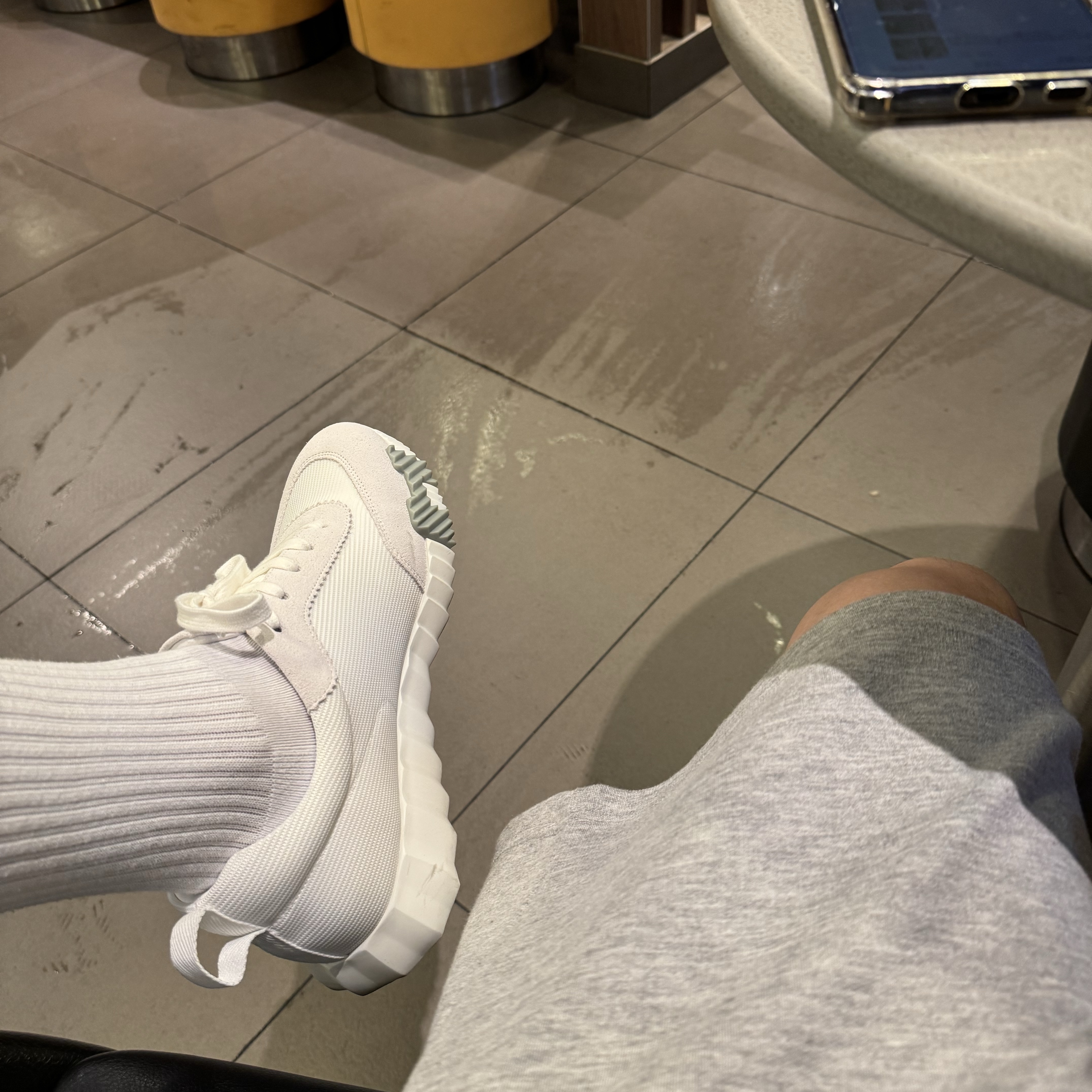 Hermes Bouncing Sneakers Mesh Suede Goatskin & Blanc Blanc 착용 스타일