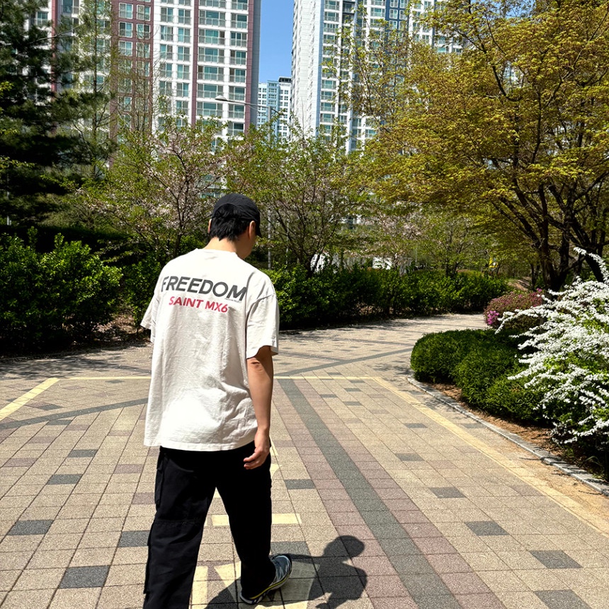 Saint Mxxxxxx x Freedom Astro S/S T-Shirt White - 24SS 착용 스타일 - 3