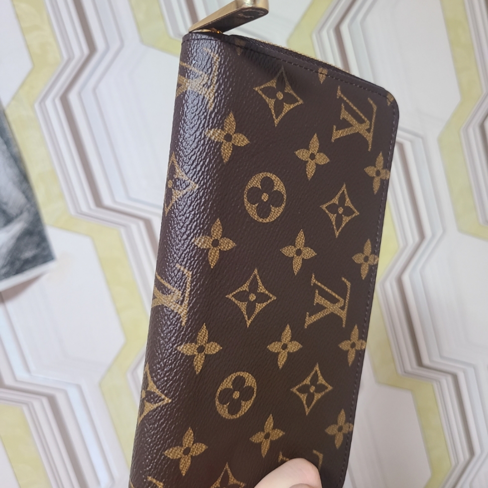 Louis Vuitton Zippy Wallet Monogram Coquelicot Red 착용 스타일
