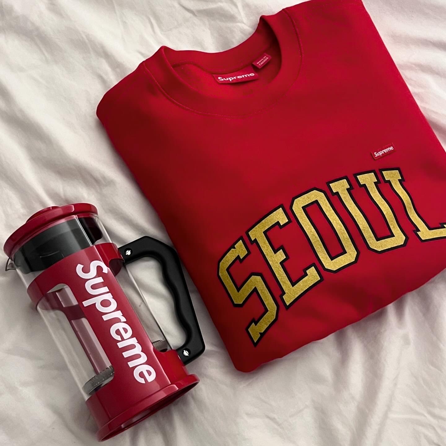 Supreme x Bialetti 8-Cup French Press Red - 24SS, Supreme Seoul Shop Small Box Crewneck Red - 24SS 착용 스타일 - 1