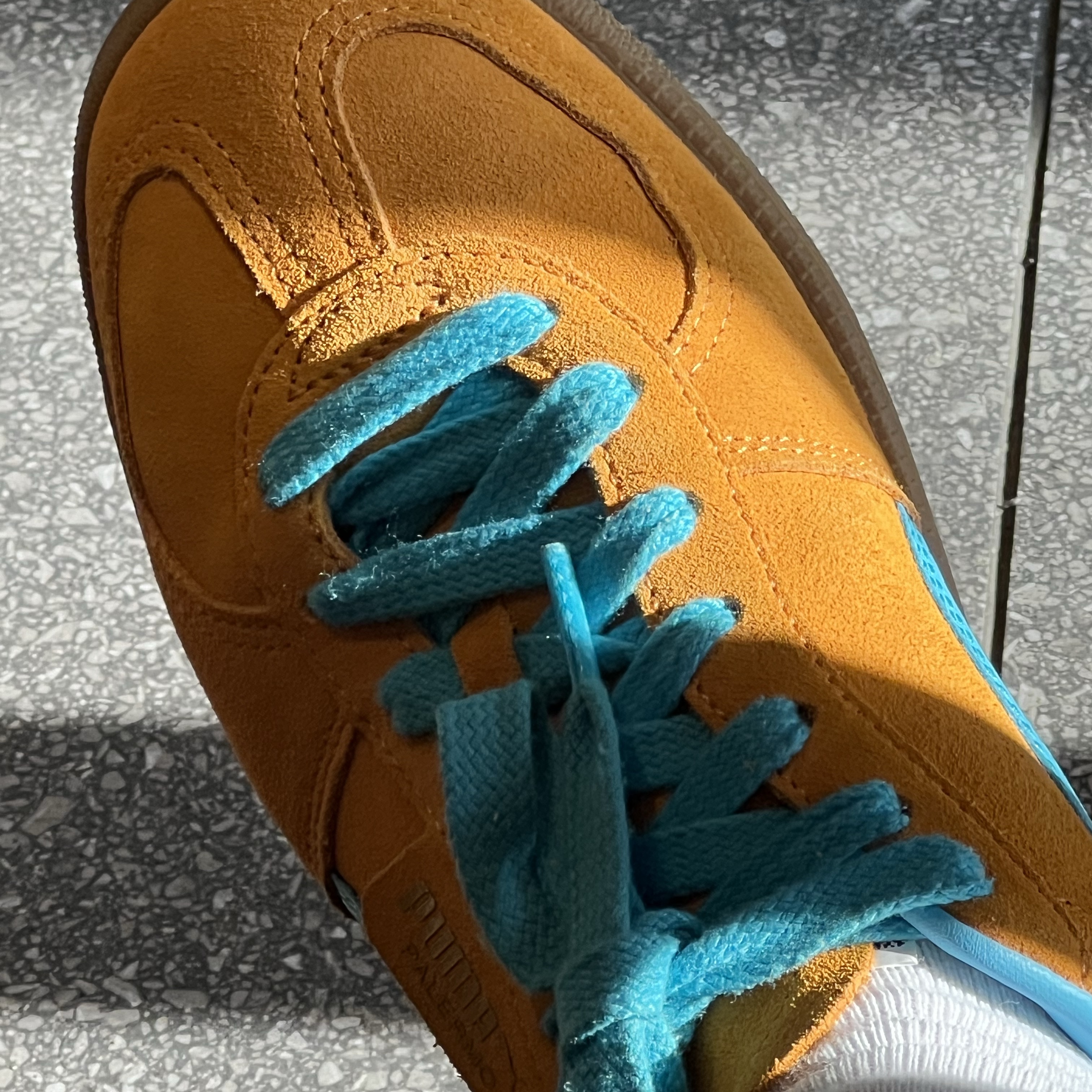 Puma Palermo Dark Cheddar Bright Aqua 착용 스타일 - 3