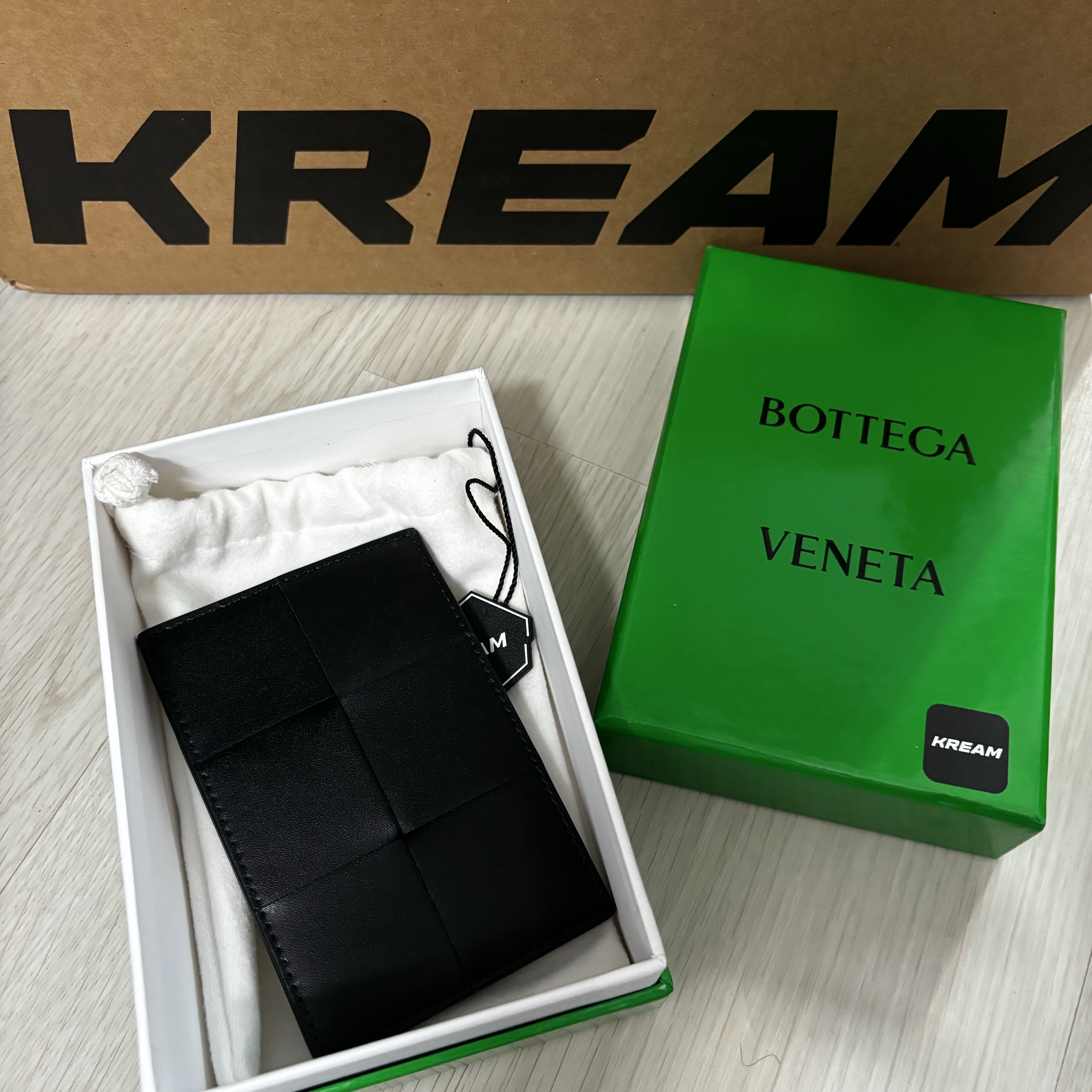 Bottega Veneta Credit Card Case Calfskin Black 착용 스타일