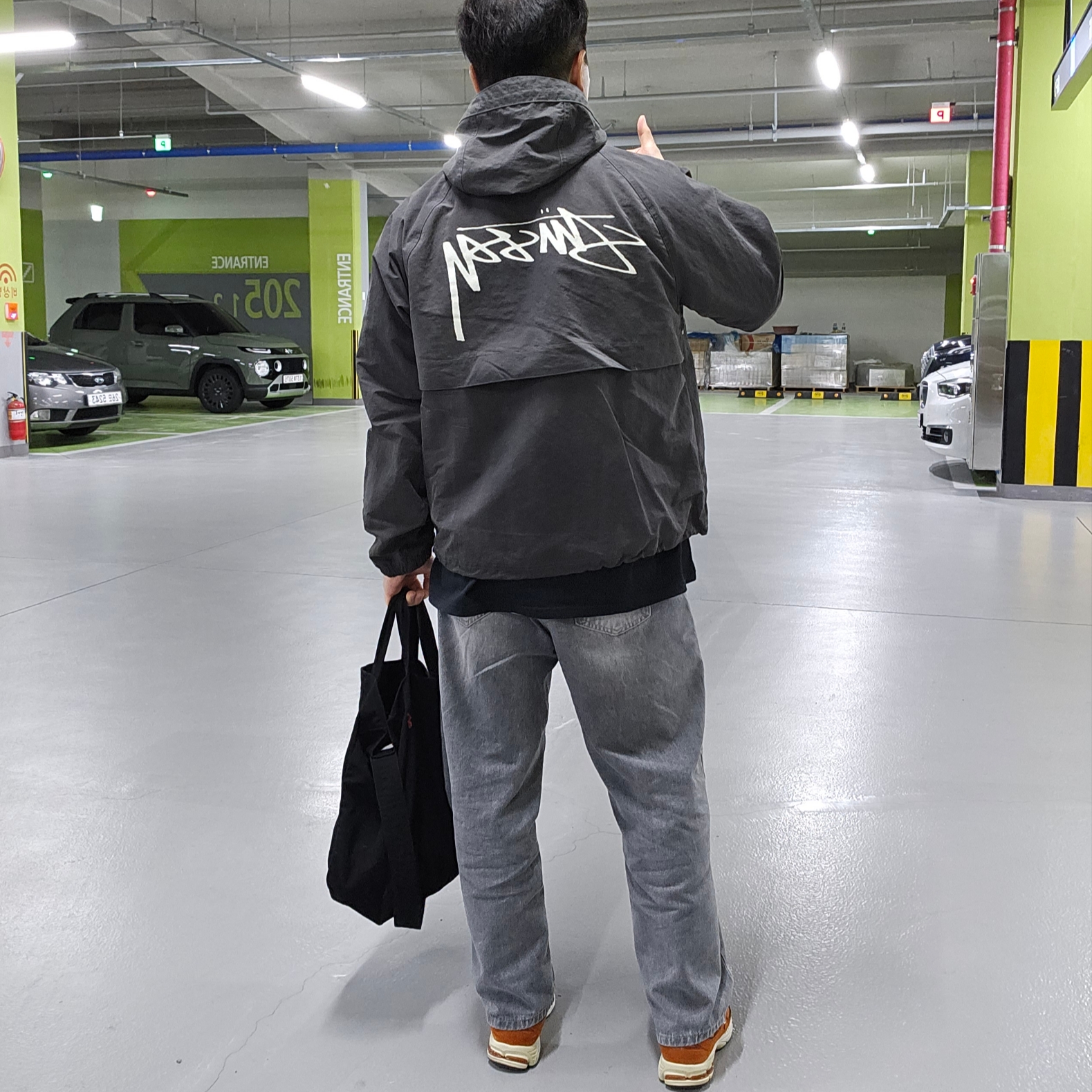 Stussy Wave Dye Beach Shell Jacket Black, Nike x Drake Nocta Max 90 T-Shirt Black (FN7663-010) 착용 스타일 - 2