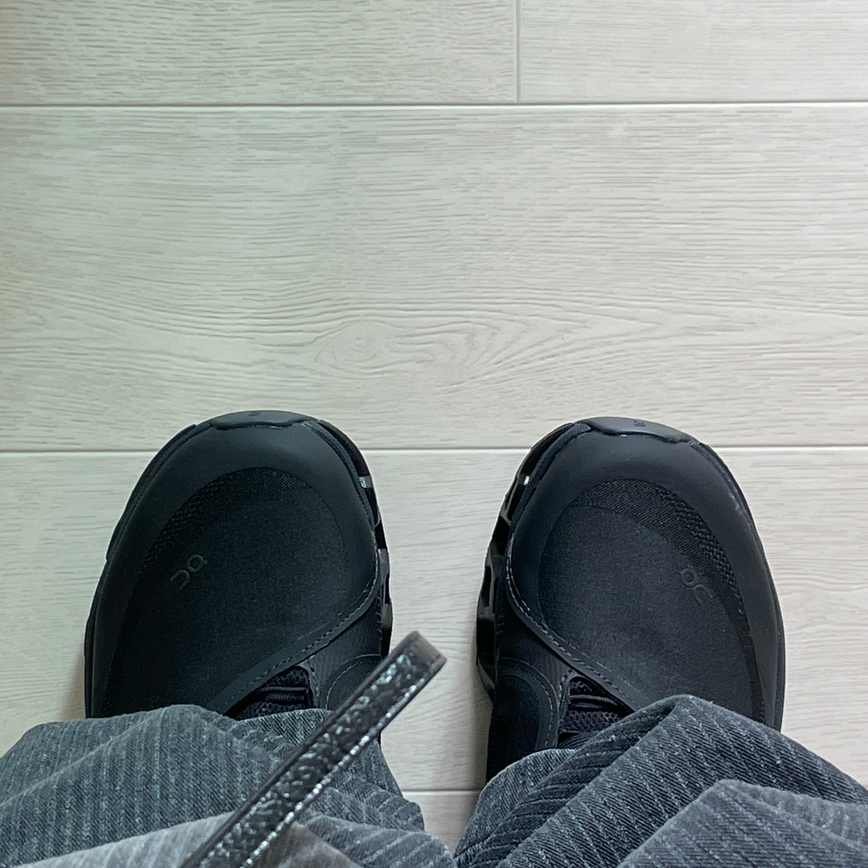 On Running x Post Archive Faction (Paf) Cloudmonster 2 Black Magnet, Balenciaga Le Cagole Men Card Case On Keychain Black 착용 스타일 - 3