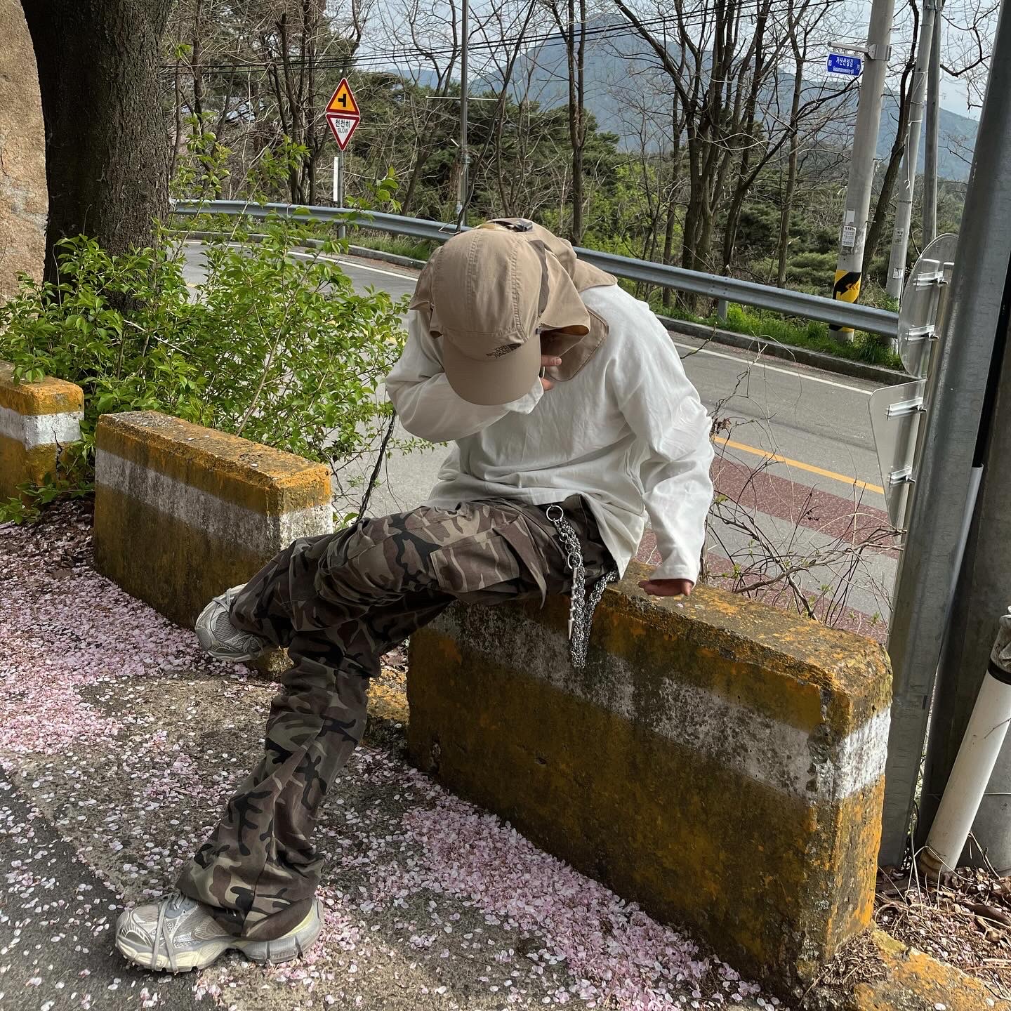 Balenciaga 3XL Sneakers Light Beige 착용 스타일 - 2