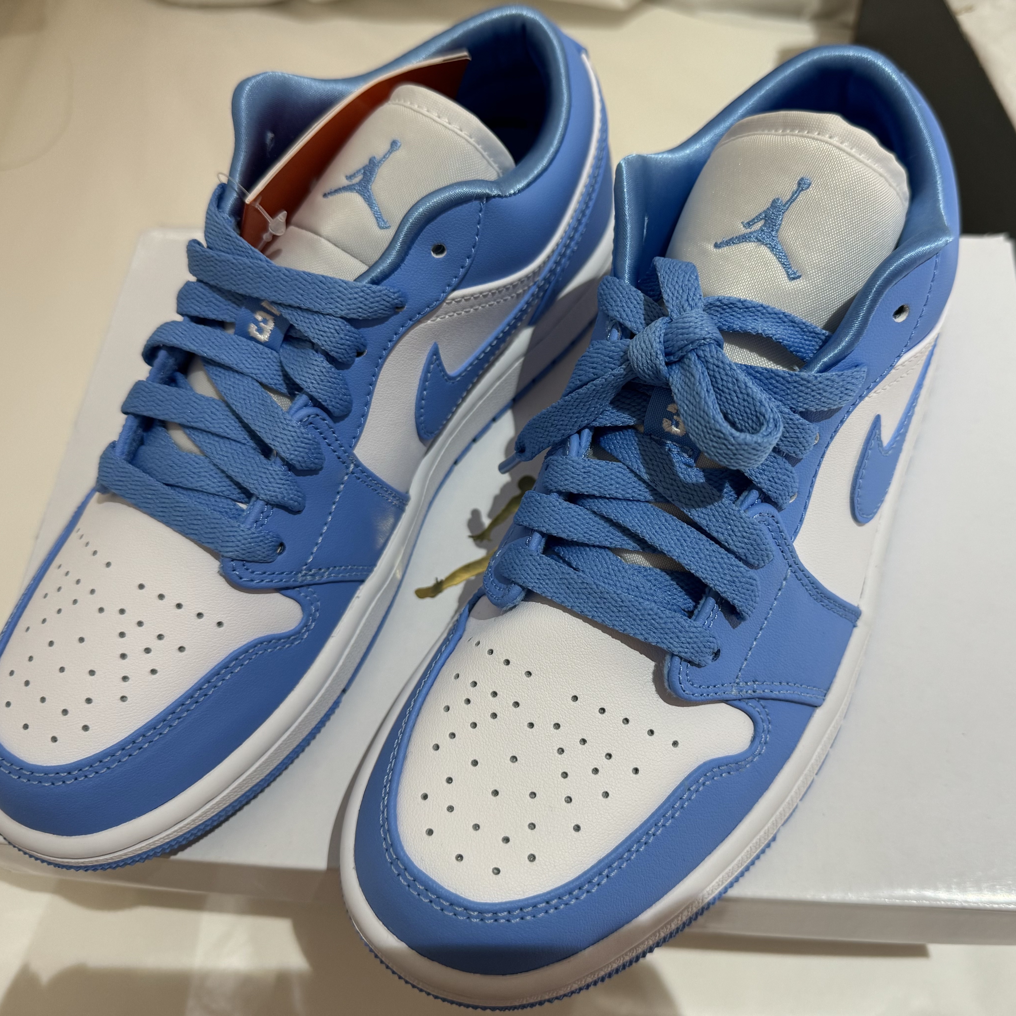 Jordan 1 Low Golf White and University Blue 착용 스타일