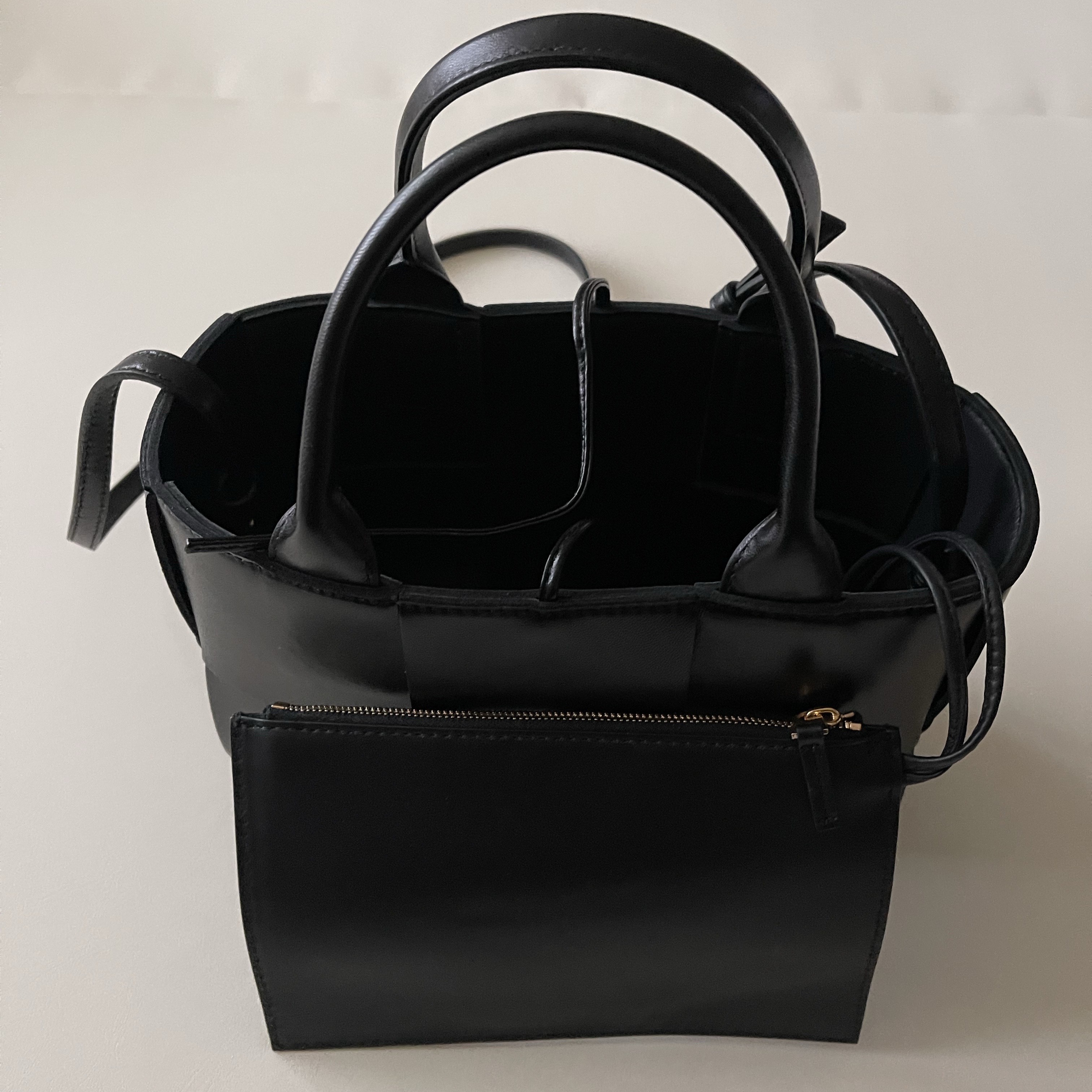Bottega Veneta Mini Arco Tote Bag Black 착용 스타일 - 3