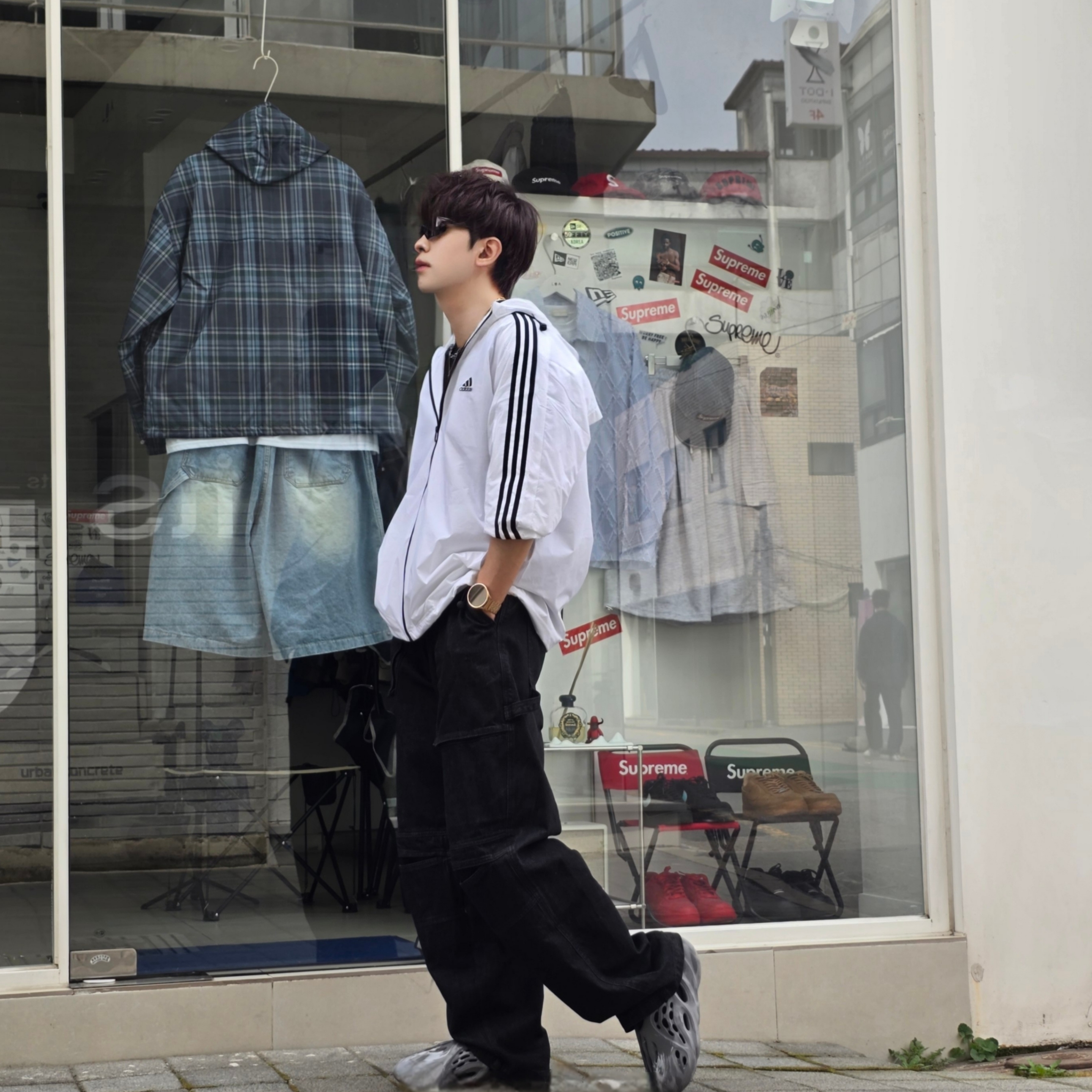 Adidas Essential 3S Woven Windbreaker Jacket White - KR Sizing, Adidas Adicolor Classics Trefoil T-Shirt Black - KR Sizing 착용 스타일 - 8