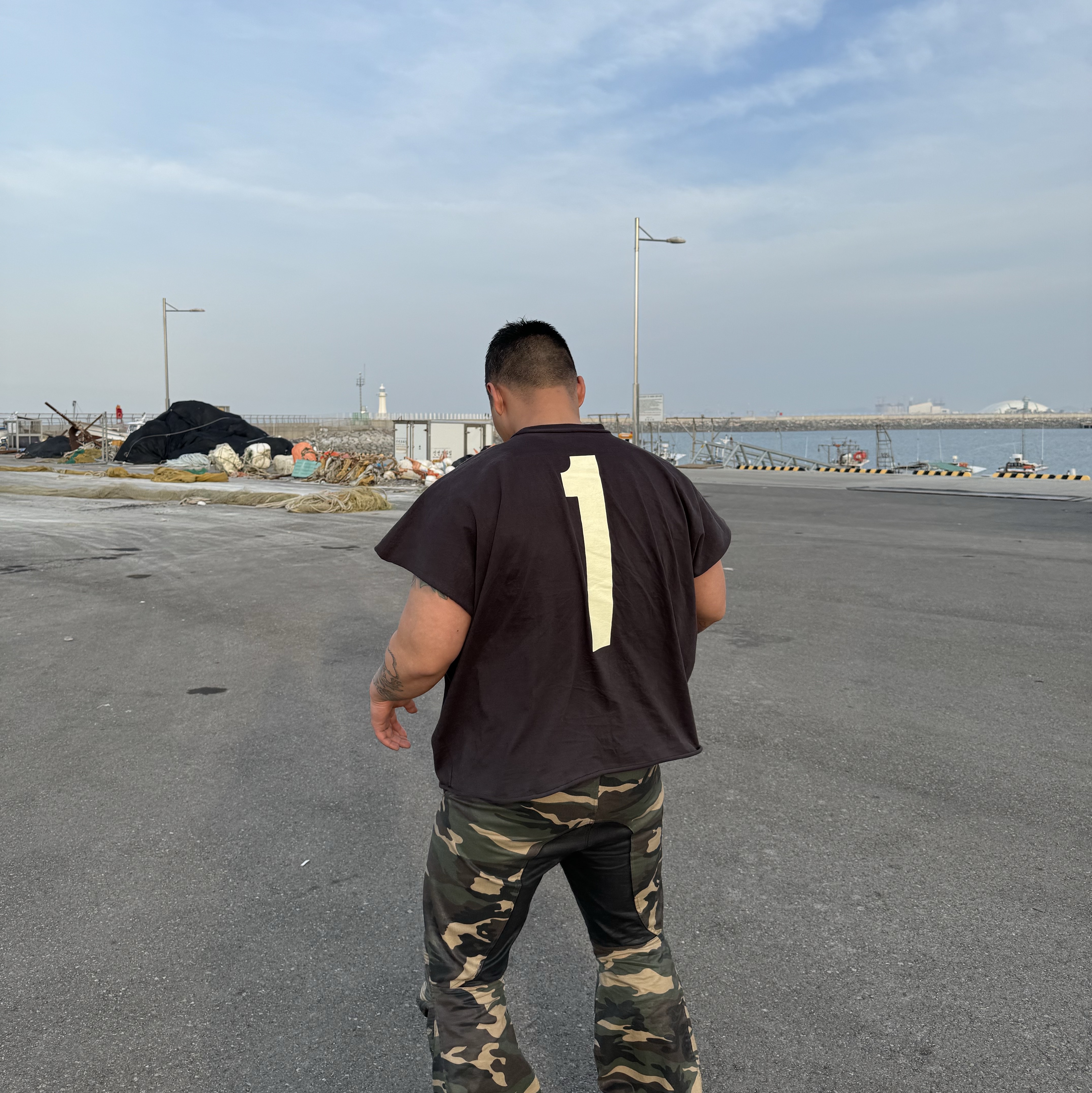 Yeezy One Box T-Shirt Black, Project G/R Coated Biker Armoured Flare Pants Camo 착용 스타일 - 1