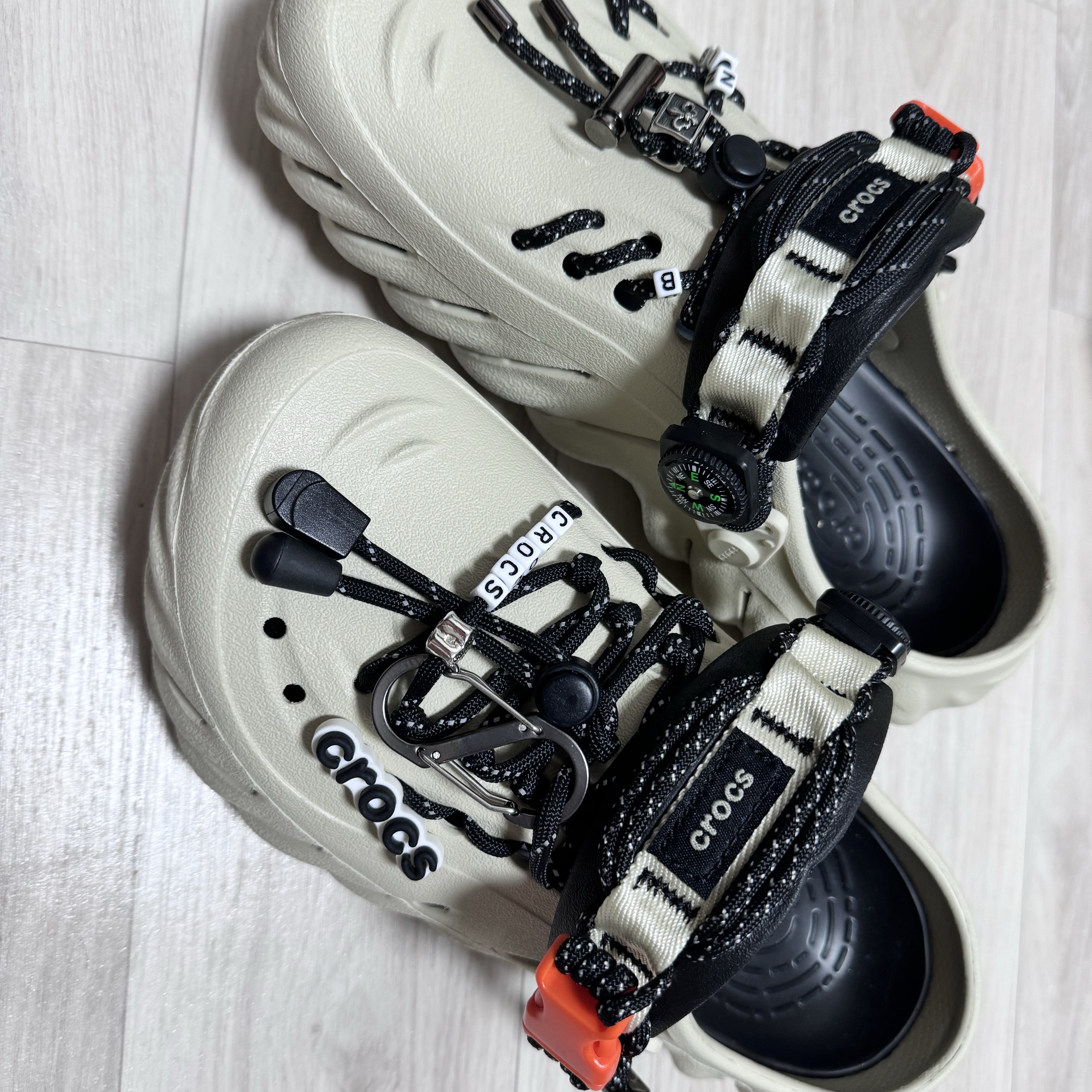 Crocs Echo Clog Bone Black 착용 스타일 - 1