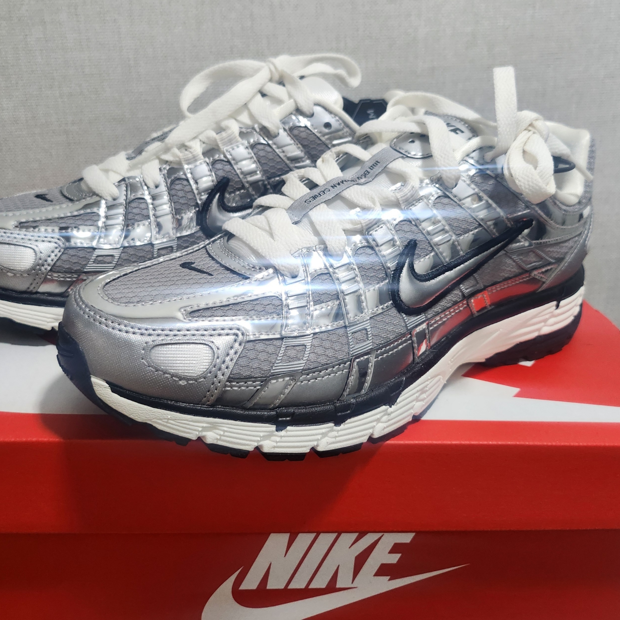 Nike P-6000 Metallic Silver 착용 스타일