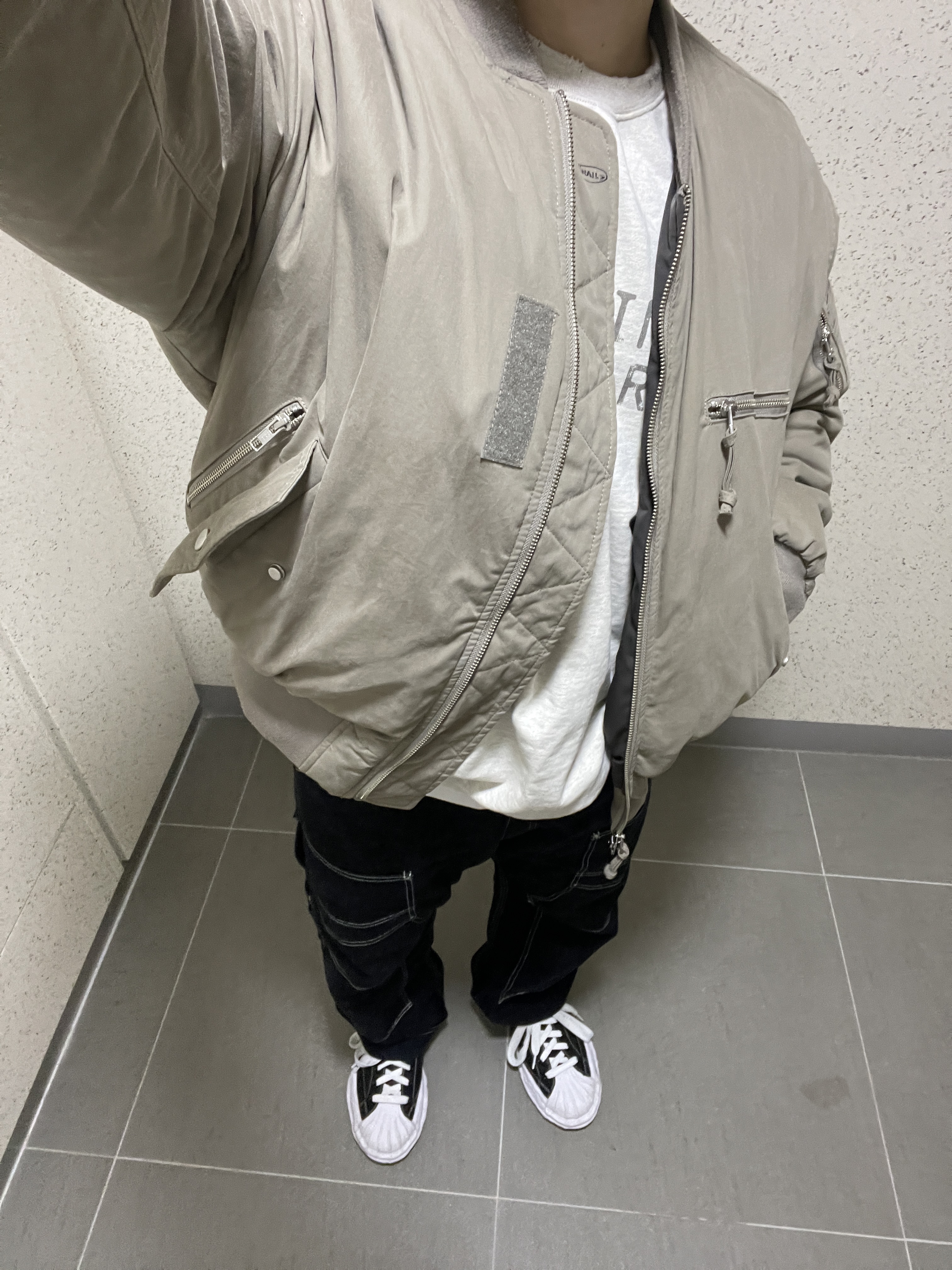 Maison Mihara Yasuhiro Blakey OG Sole Leather Low-top Sneakers Black 착용 스타일 - 1