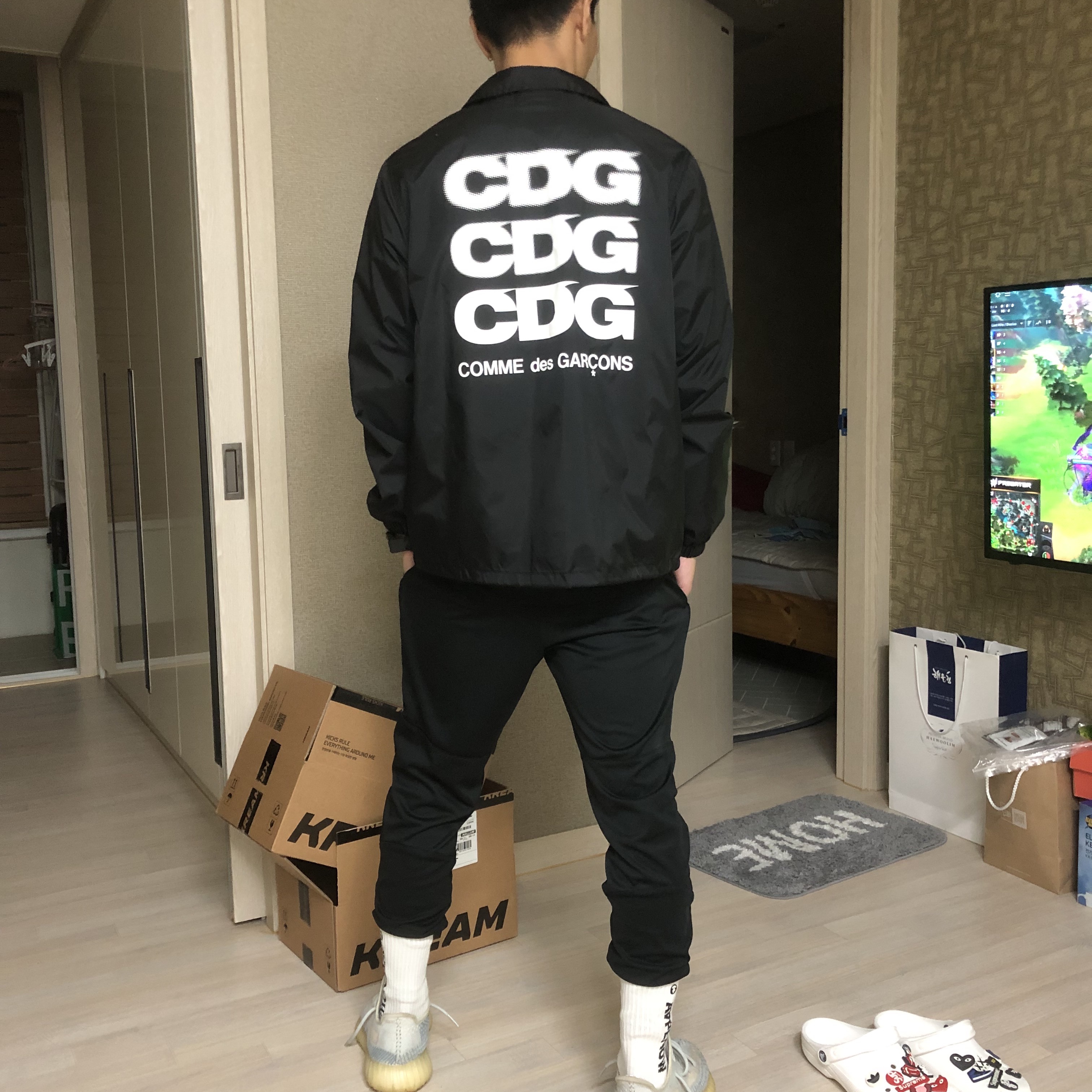 CDG Logo Coach Jacket Black, Adidas Yeezy Boost 350 V2 Cloud White - Non-Reflective 착용 스타일