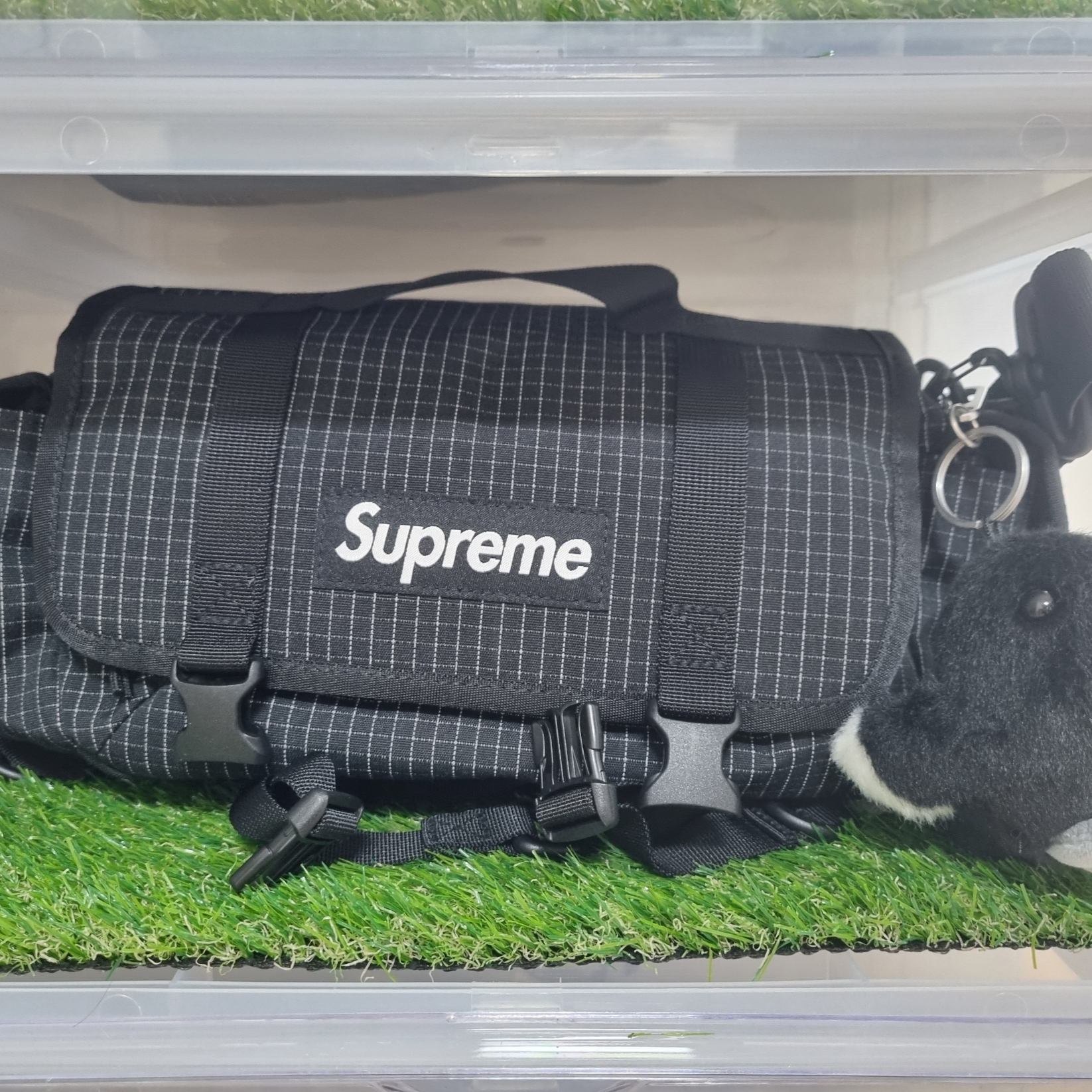 Supreme Mini Duffle Bag Black - 24SS 착용 스타일