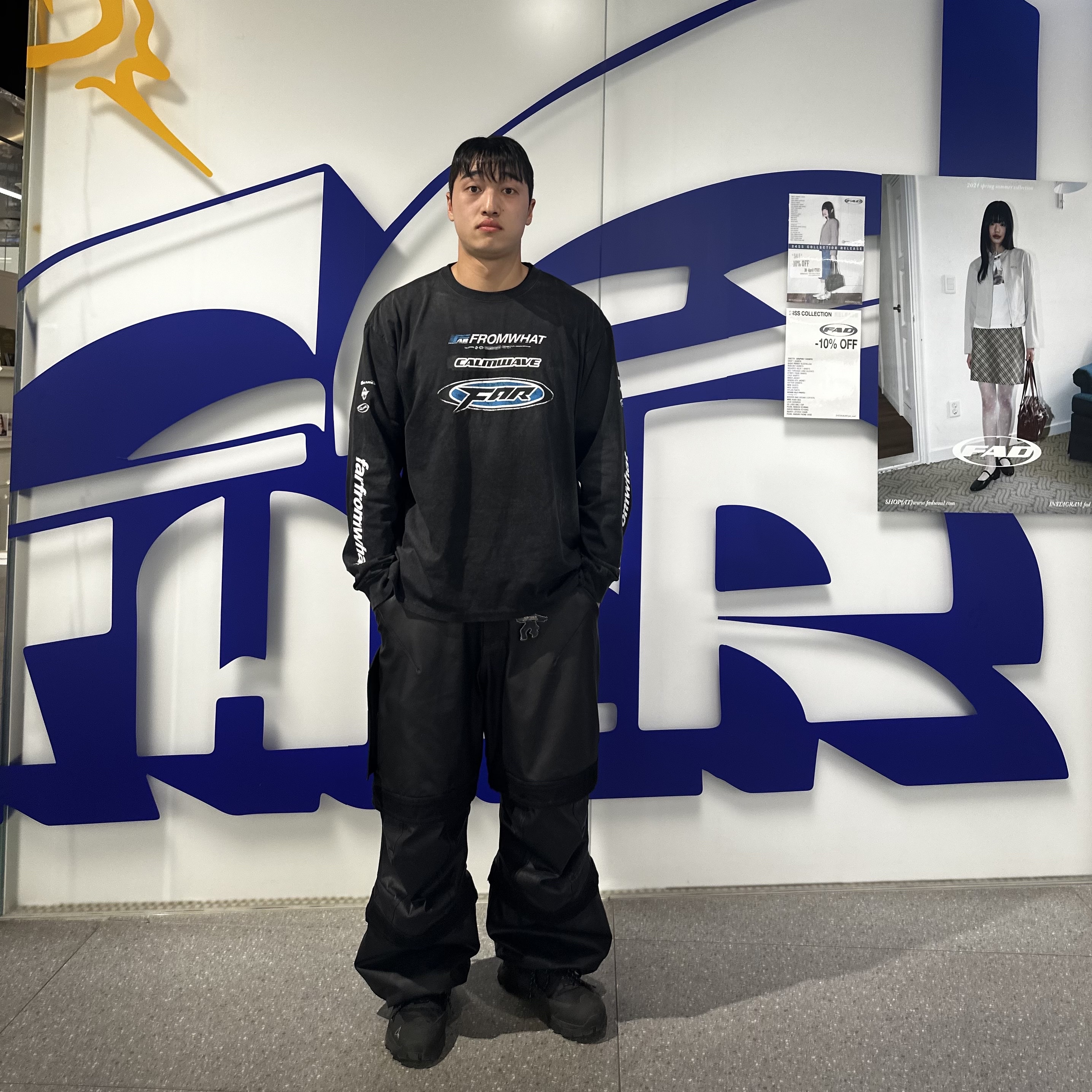 Farfromwhat Far Washed Logo Long Sleeve T-Shirt Black, Roa Hiking Katharina Black 착용 스타일 - 2