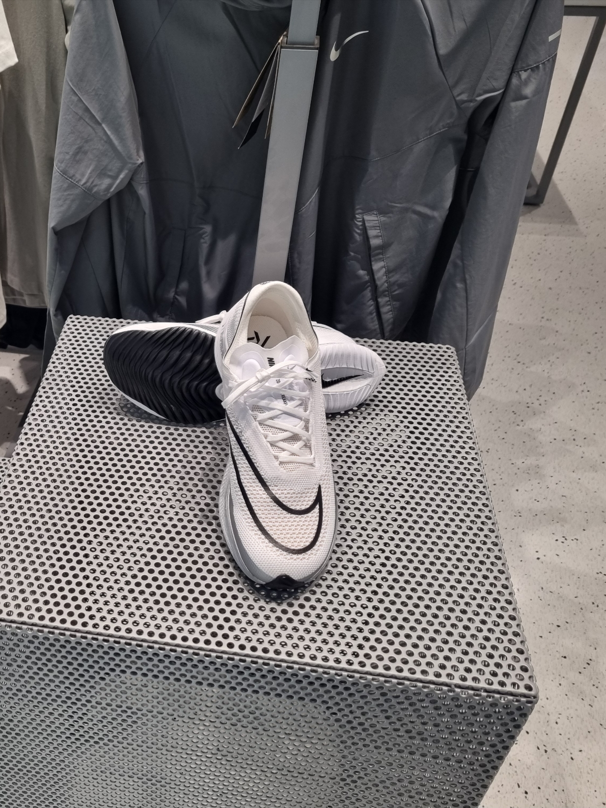 Nike ZoomX Streakfly White Metallic Silver 착용 스타일