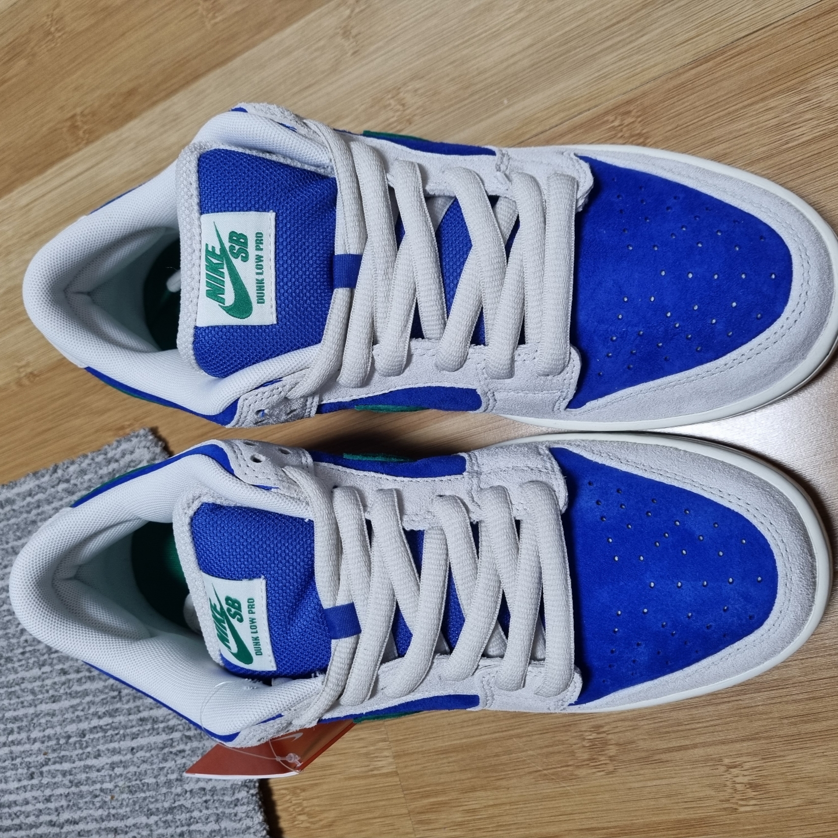 Nike SB Dunk Low Pro Phantom and Hyper Royal 착용 스타일 - 1