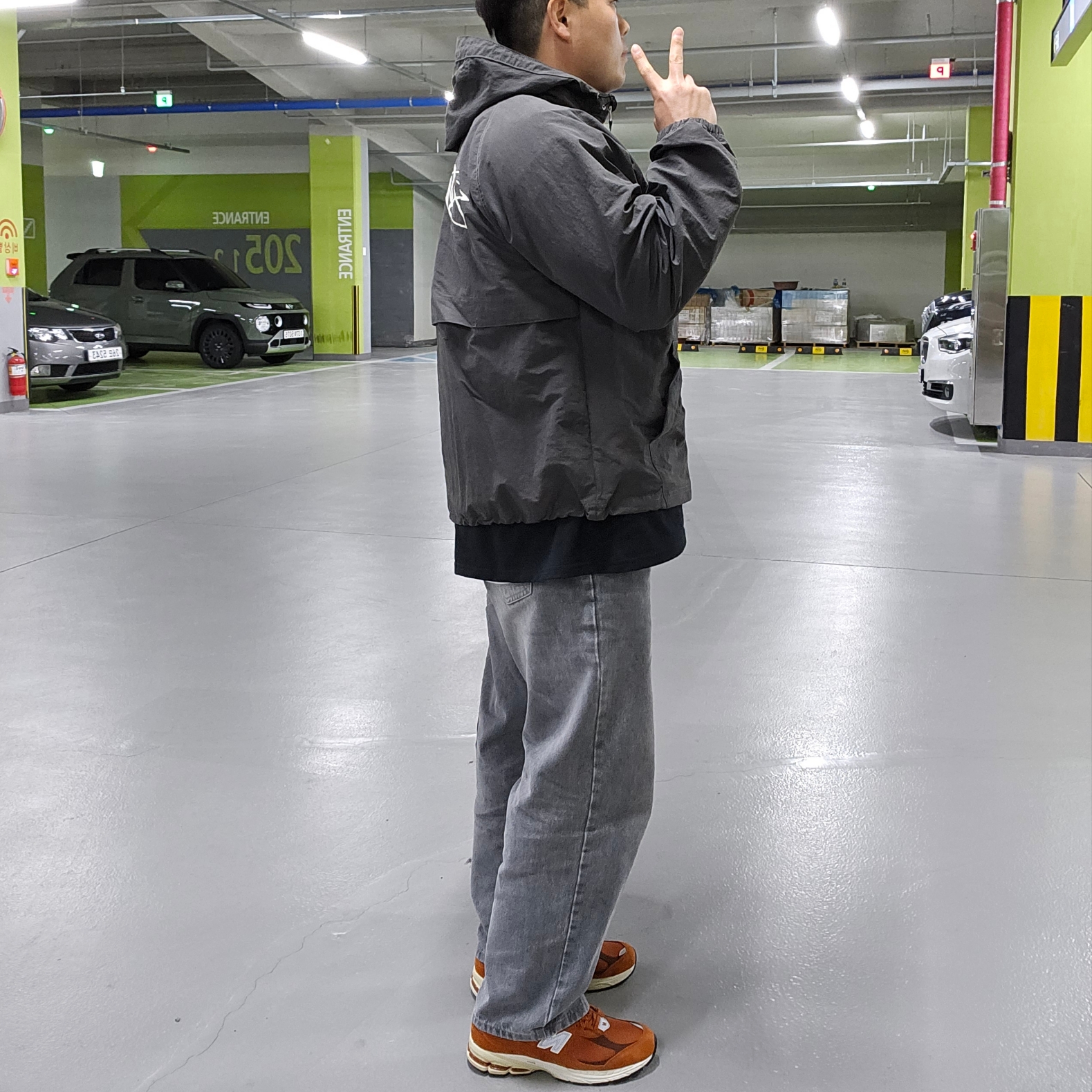 Stussy Wave Dye Beach Shell Jacket Black, Nike x Drake Nocta Max 90 T-Shirt Black (FN7663-010) 착용 스타일 - 1