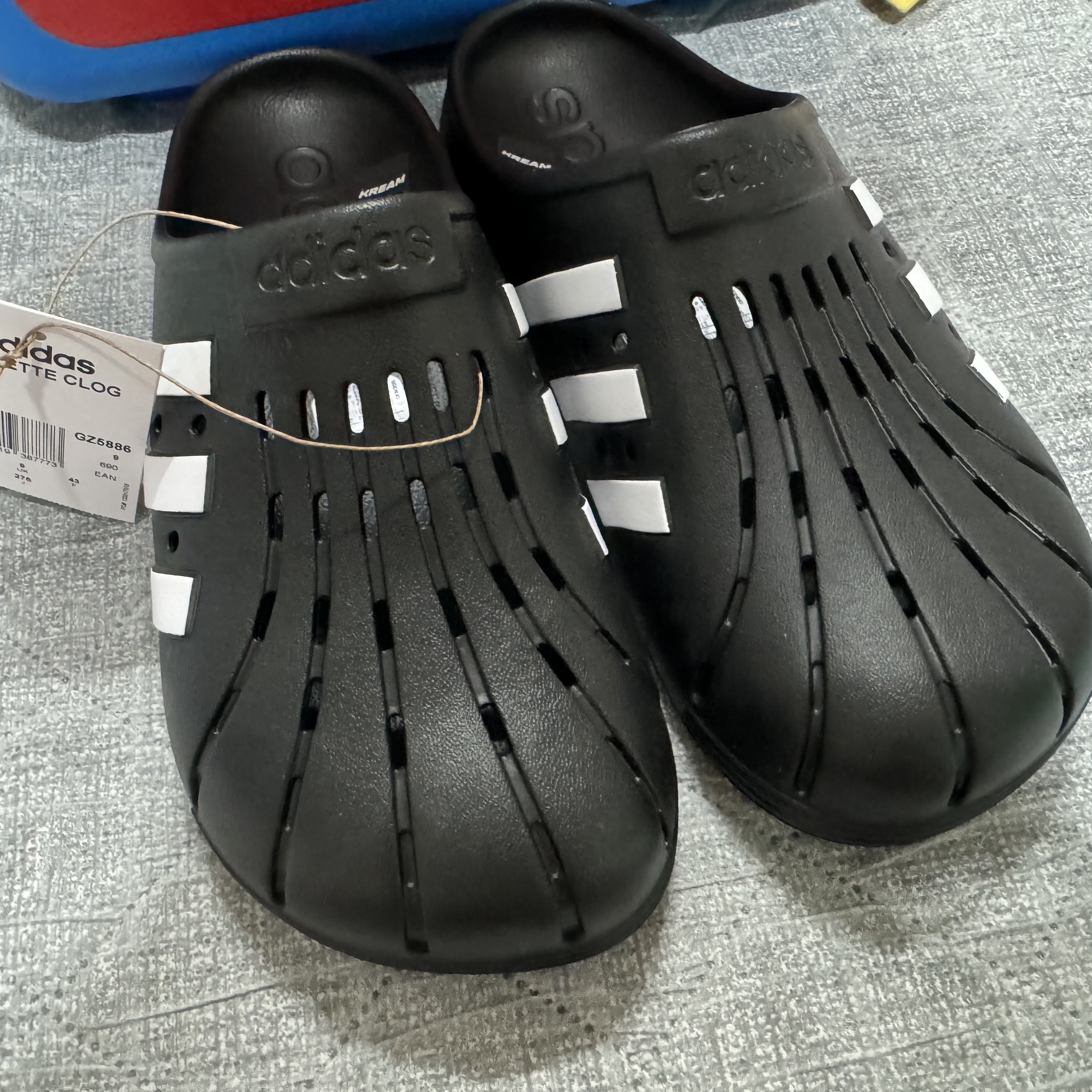 Adidas Adilette Clog Black White 착용 스타일