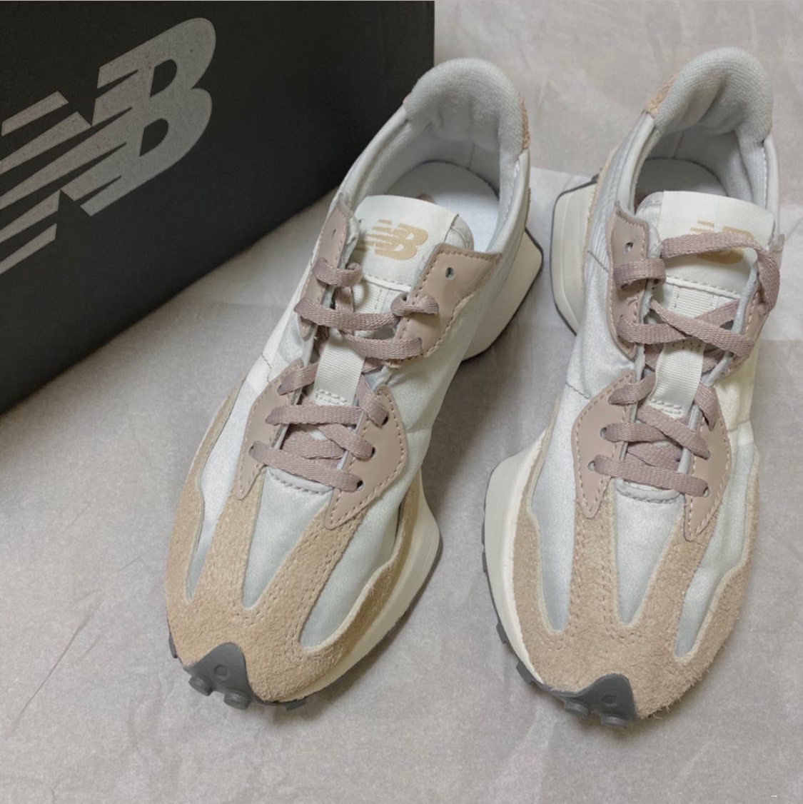 (W) New Balance 327 Grey Beige 착용 스타일