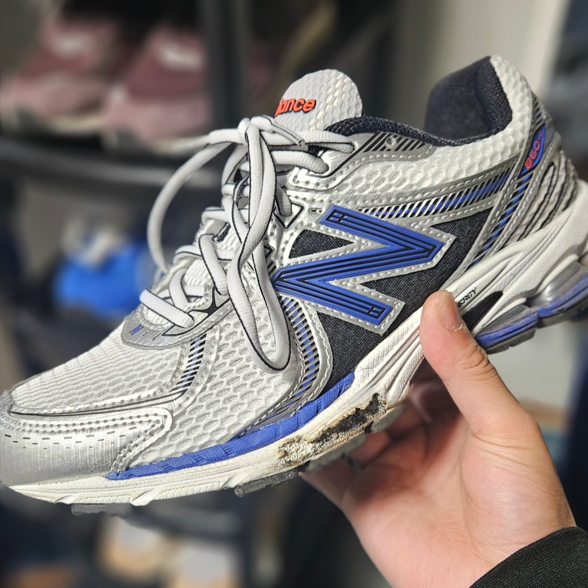 New Balance 860v2 Metallic Silver 착용 스타일