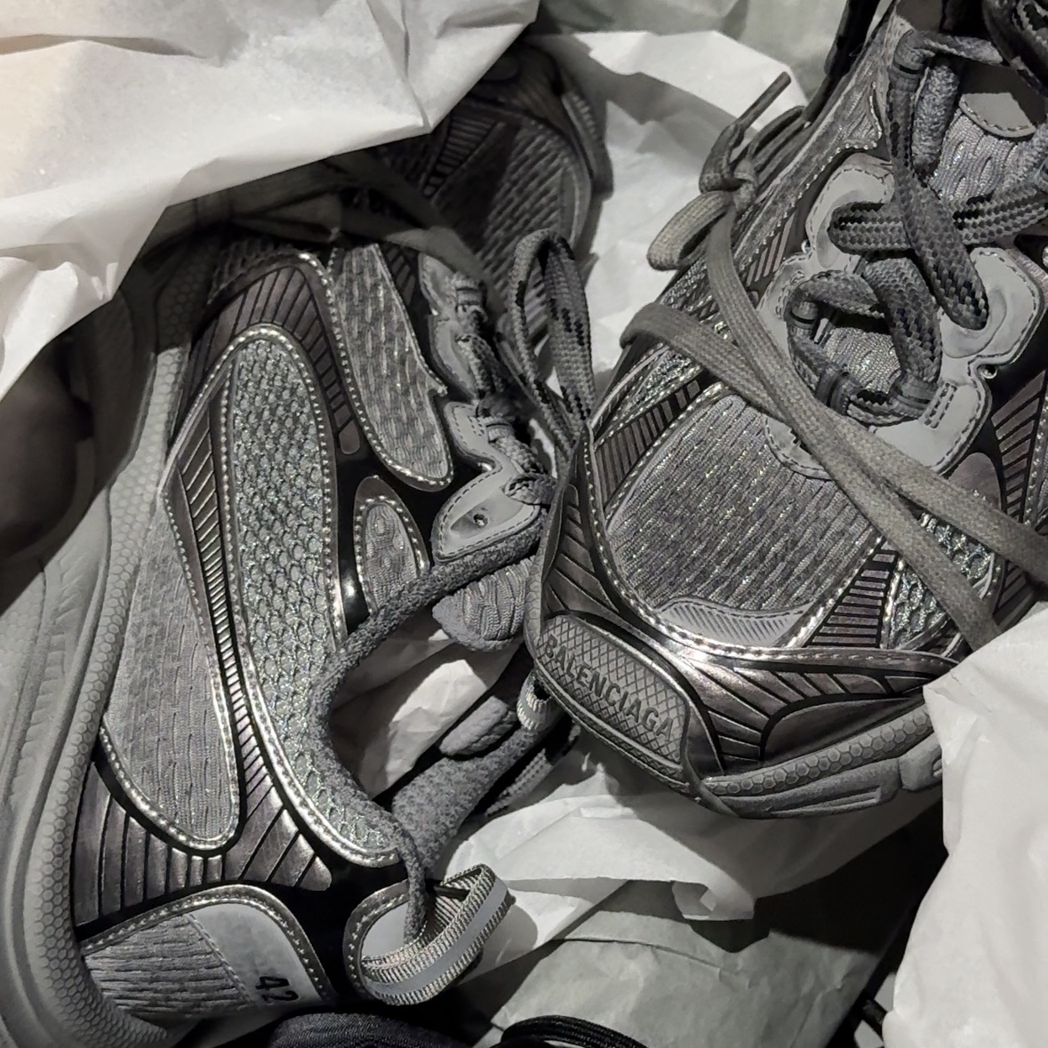 Balenciaga 3XL Sneakers Grey Black 착용 스타일