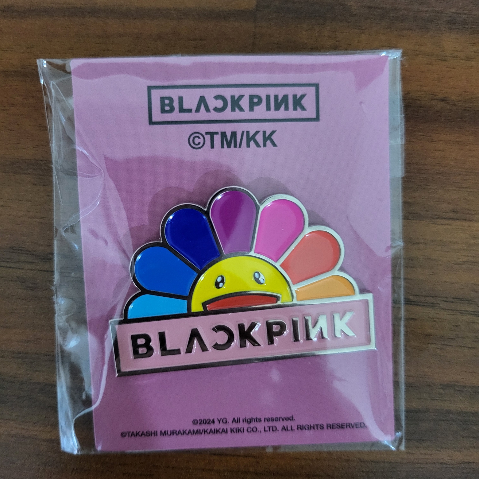 Kaikai Kiki x Blackpink Enamel Pin Rainbow Flower 착용 스타일