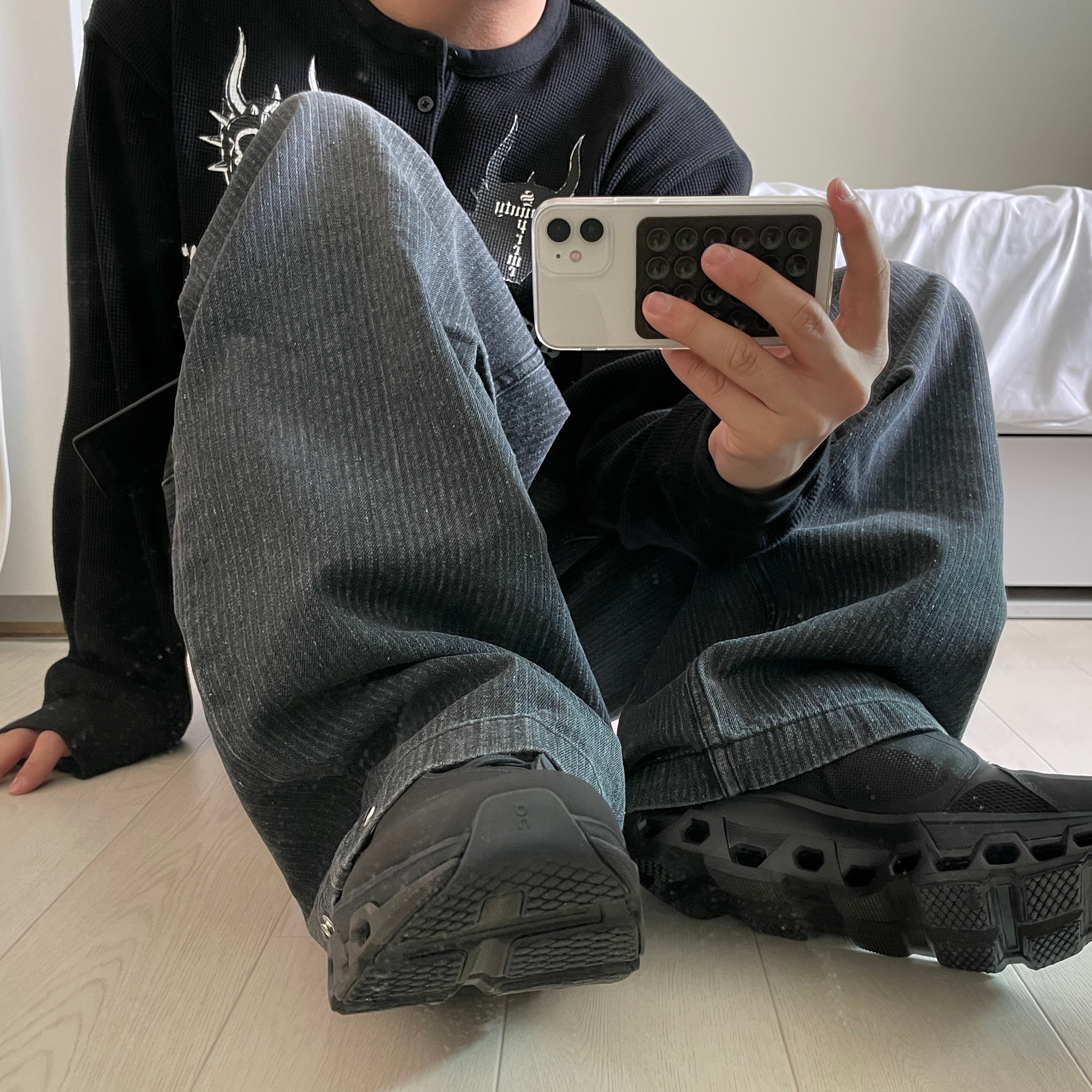 On Running x Post Archive Faction (Paf) Cloudmonster 2 Black Magnet, Balenciaga Le Cagole Men Card Case On Keychain Black 착용 스타일 - 4
