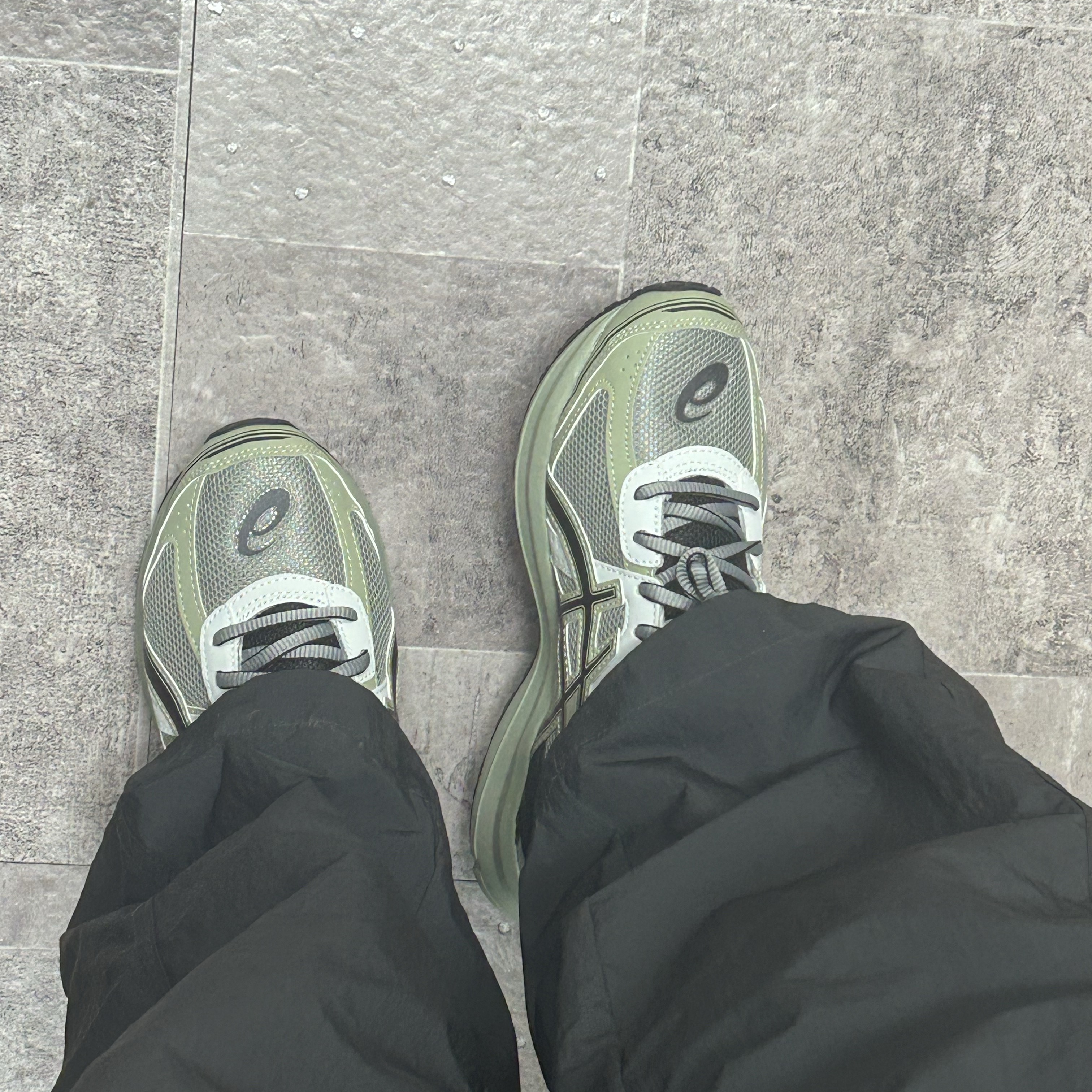 Asics Jog 100 S Sheet Rock - 2E Wide 착용 스타일 - 2